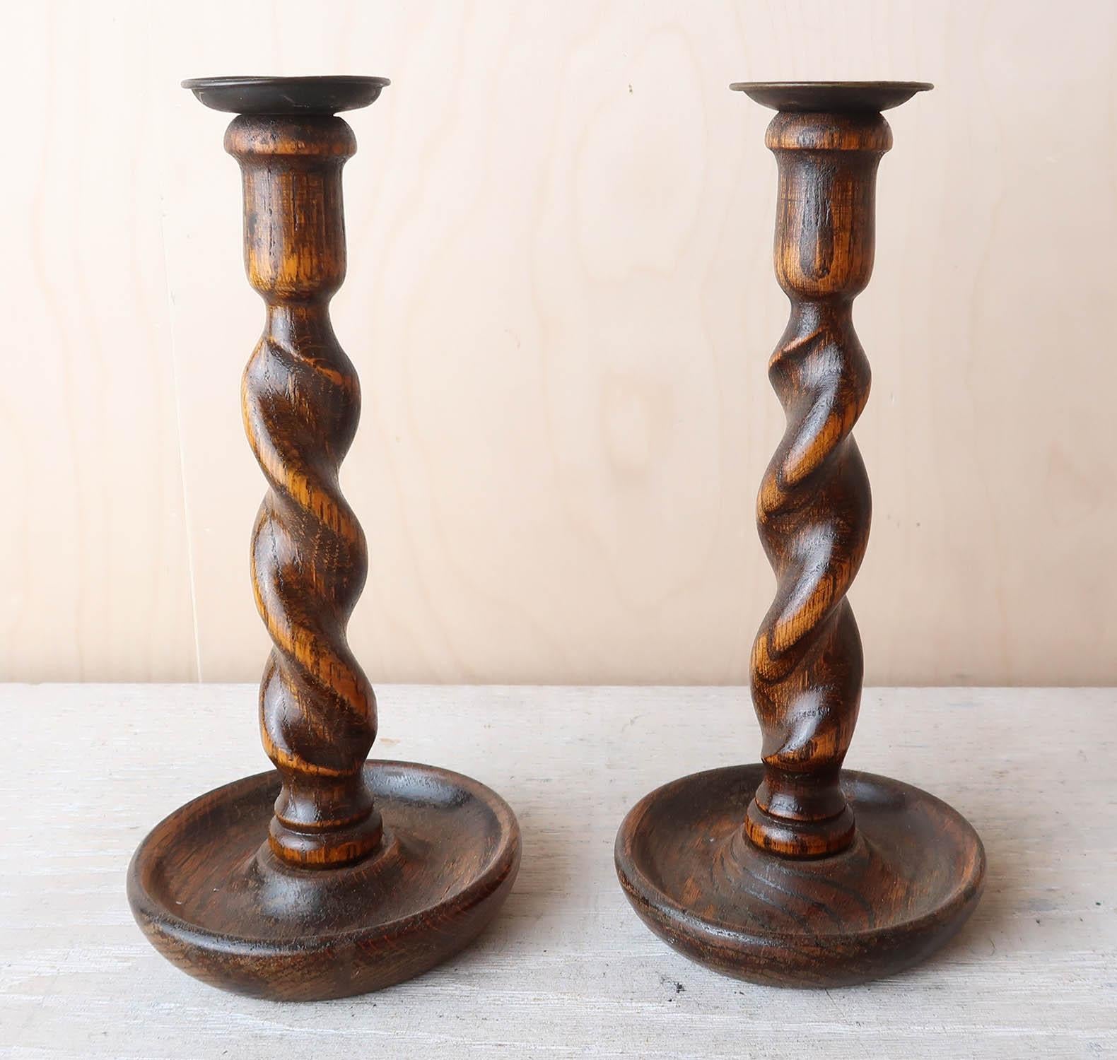 A super matching pair of oak twist candlesticks.

Good condition. Lovely colour.

The brass sconces are original.


