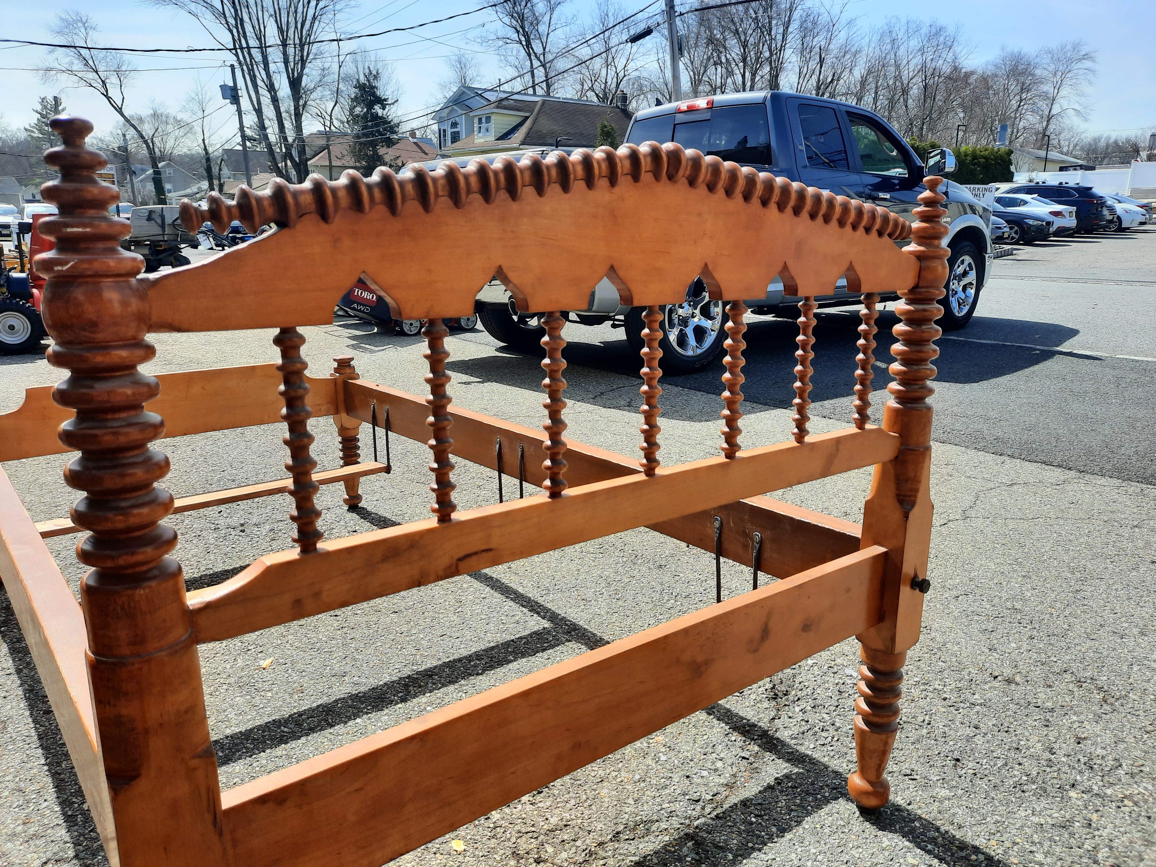 Pair of Antique American Maple Twin Beds For Sale 4