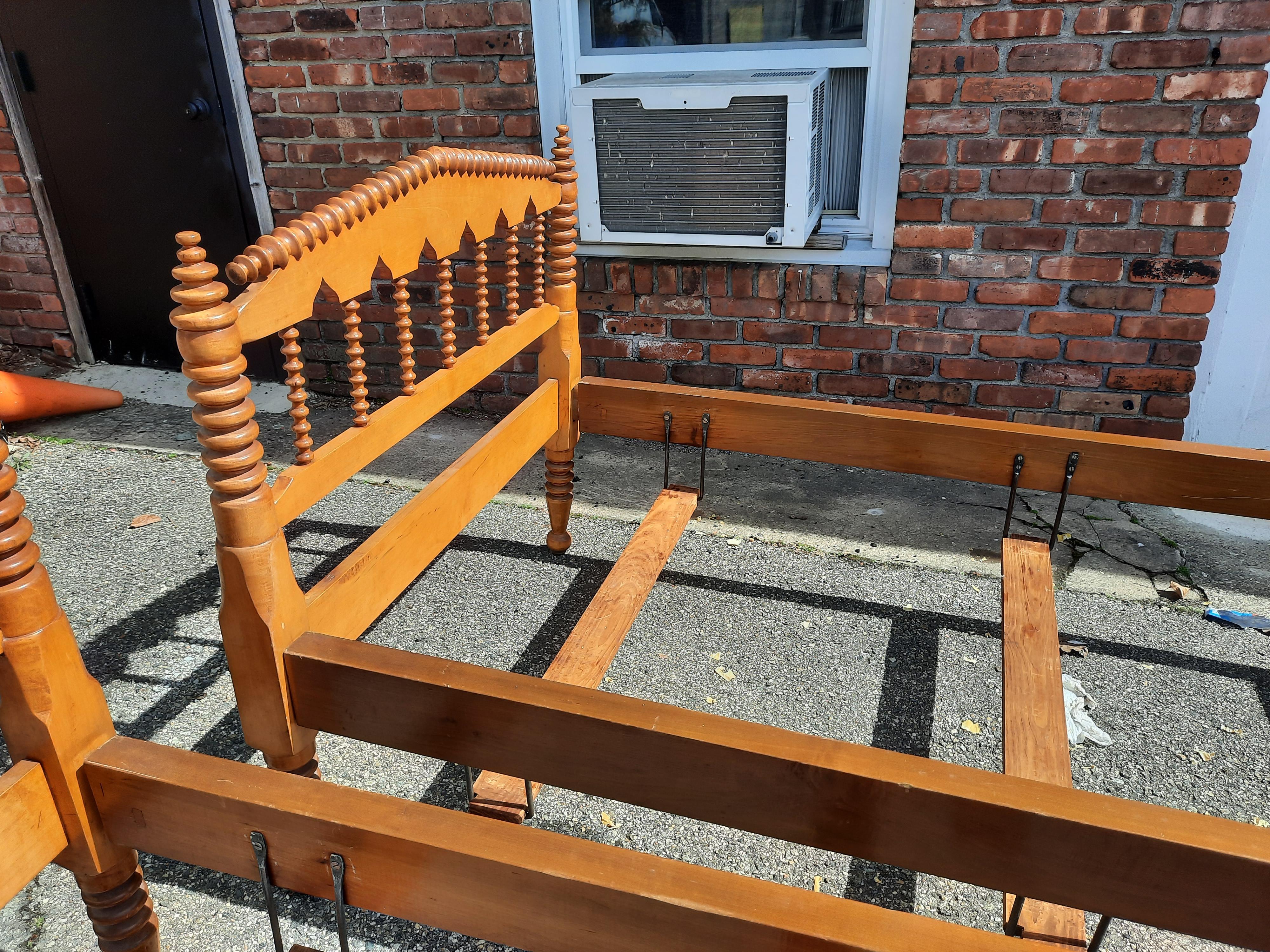 Pair of Antique American Maple Twin Beds For Sale 5