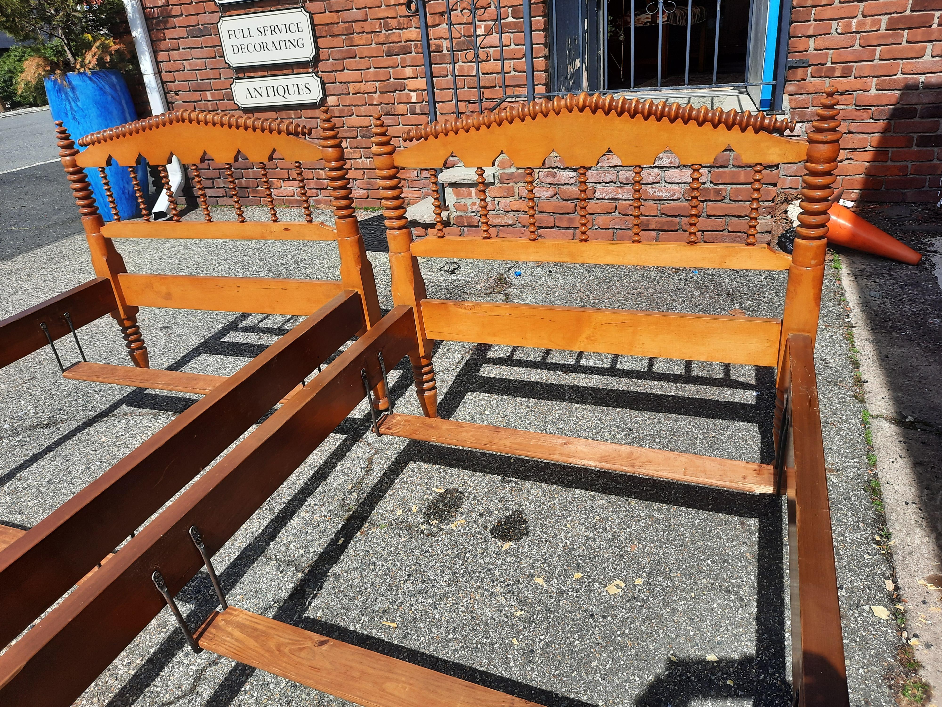 North American Pair of Antique American Maple Twin Beds For Sale