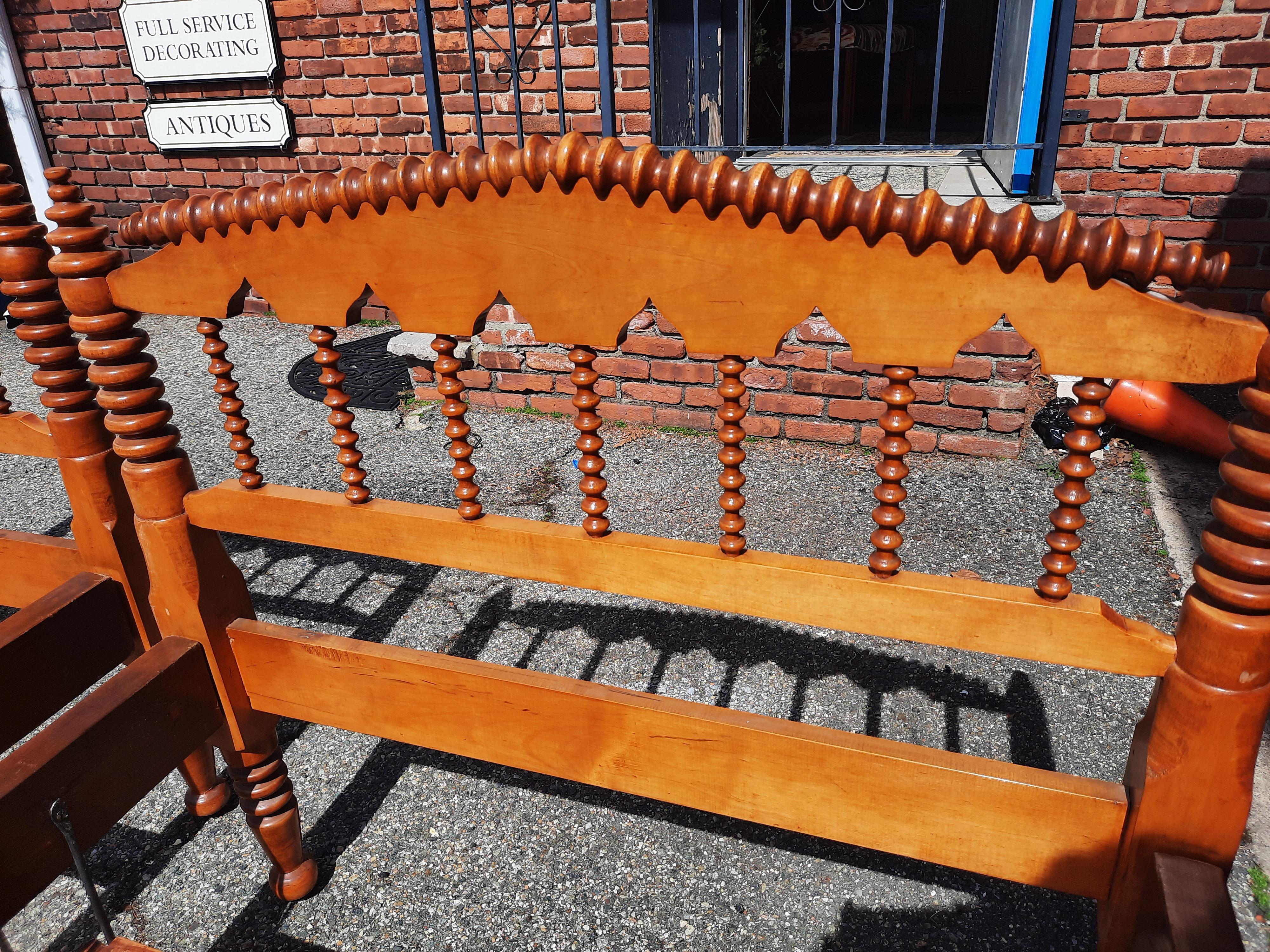 20th Century Pair of Antique American Maple Twin Beds For Sale