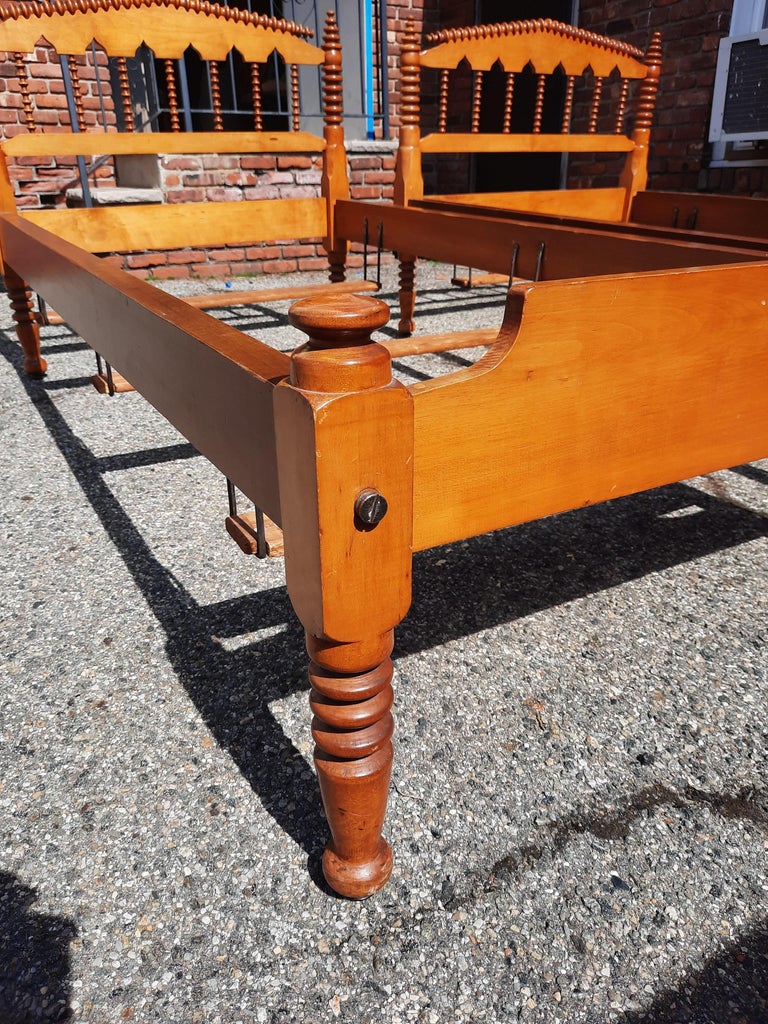 Pair of Antique American Maple Twin Beds For Sale at 1stDibs