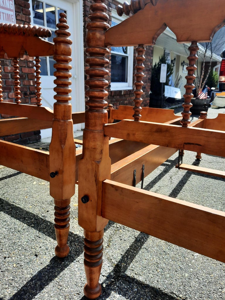 Pair of Antique American Maple Twin Beds For Sale at 1stDibs