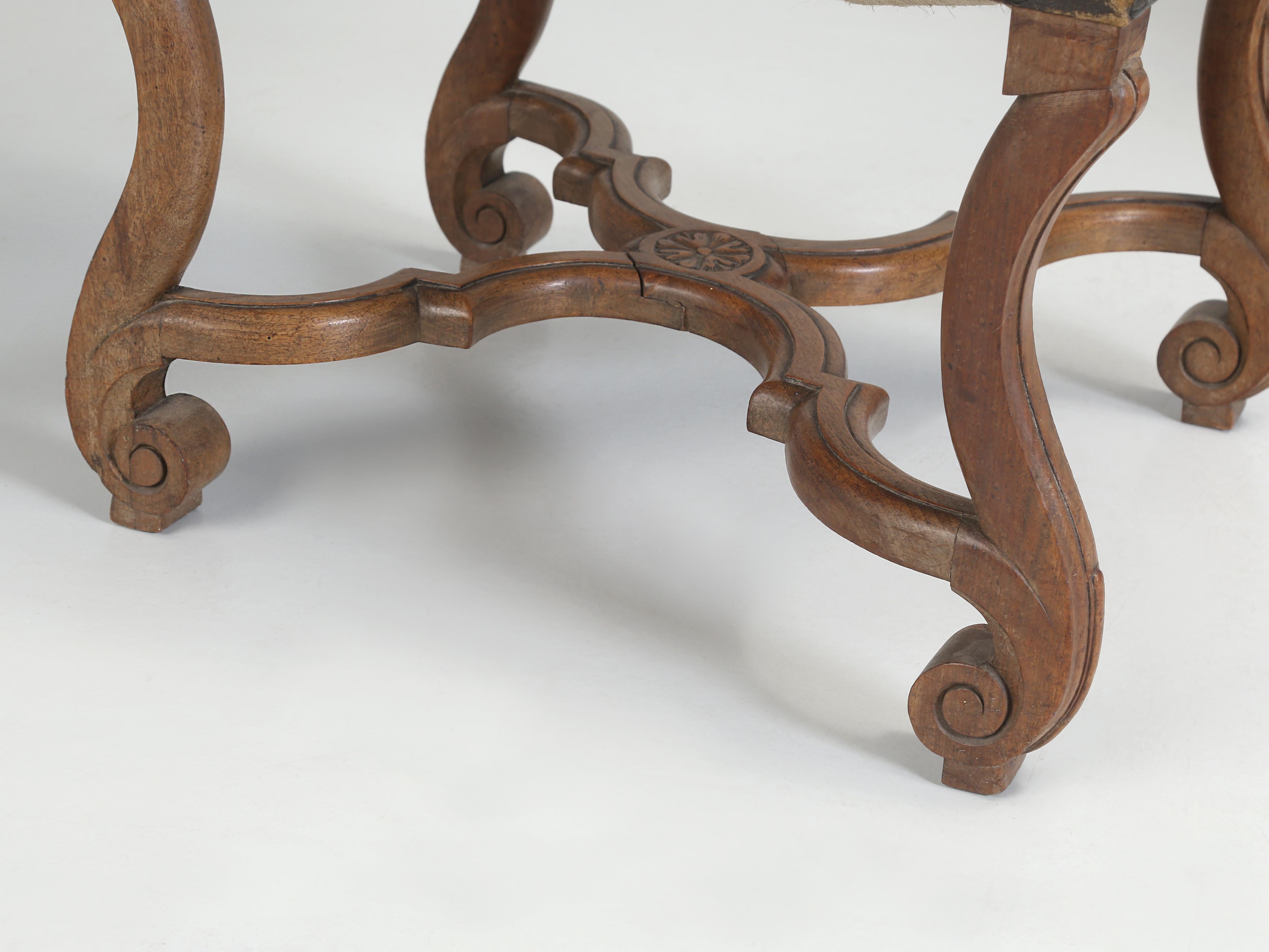 Paar antike Beistellstühle aus altem Leder, wahrscheinlich italienischer Stil, frühe 1900er Jahre, unrestauriert im Angebot 3