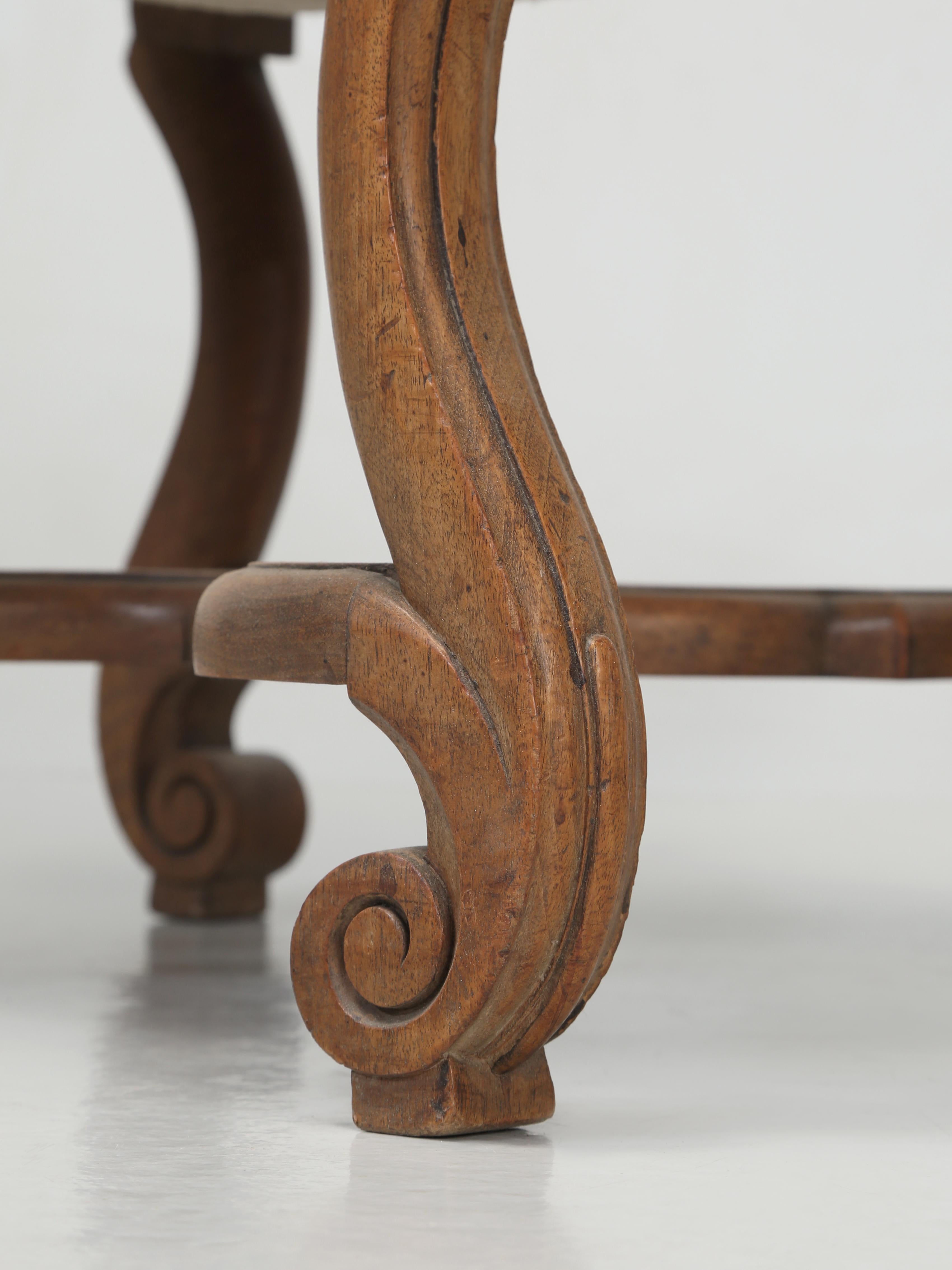 Paar antike Beistellstühle aus altem Leder, wahrscheinlich italienischer Stil, frühe 1900er Jahre, unrestauriert im Angebot 4