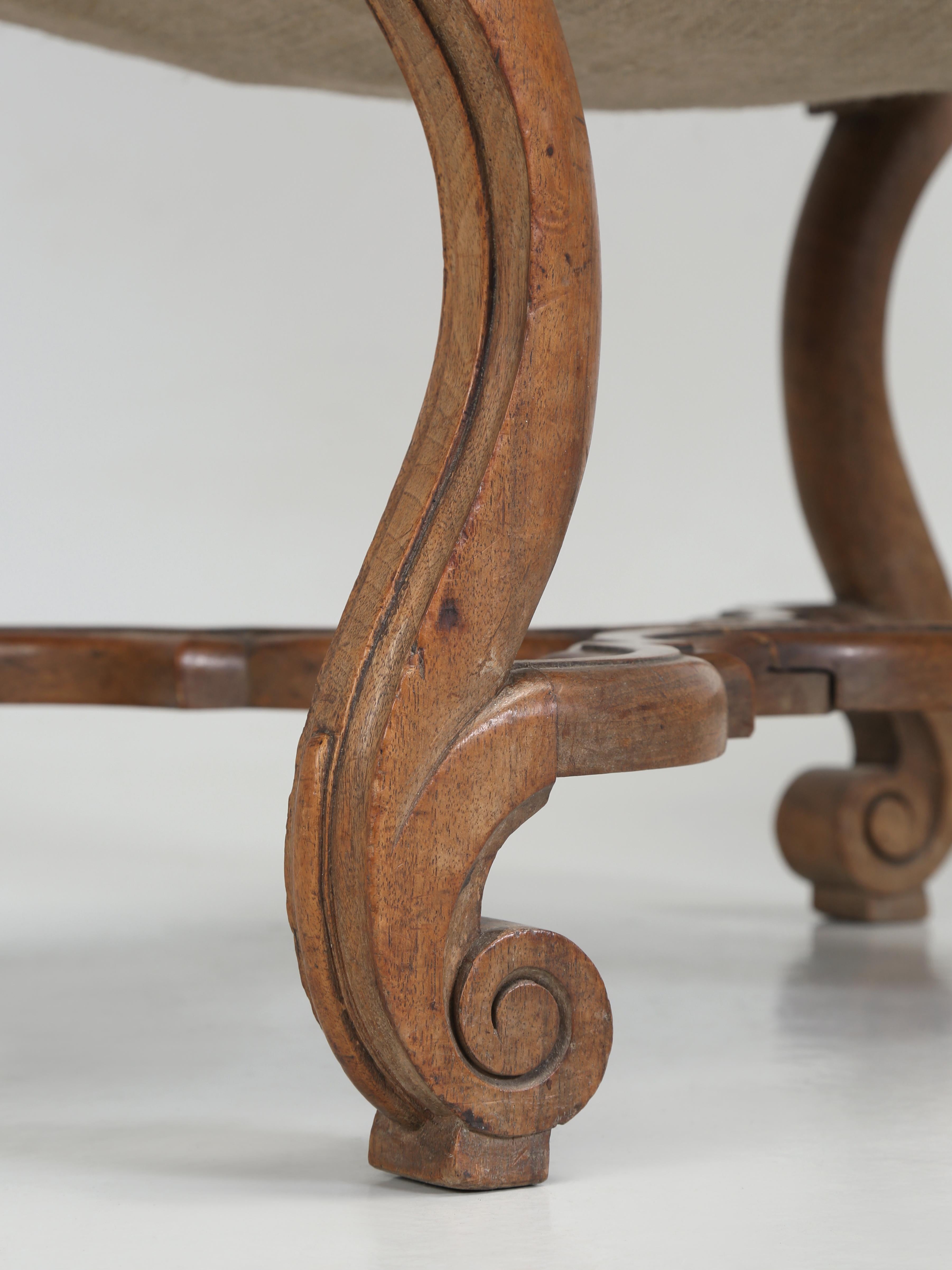 Paire de chaises d'appoint anciennes en cuir ancien, probablement italiennes, début des années 1900, non restaurées en vente 5