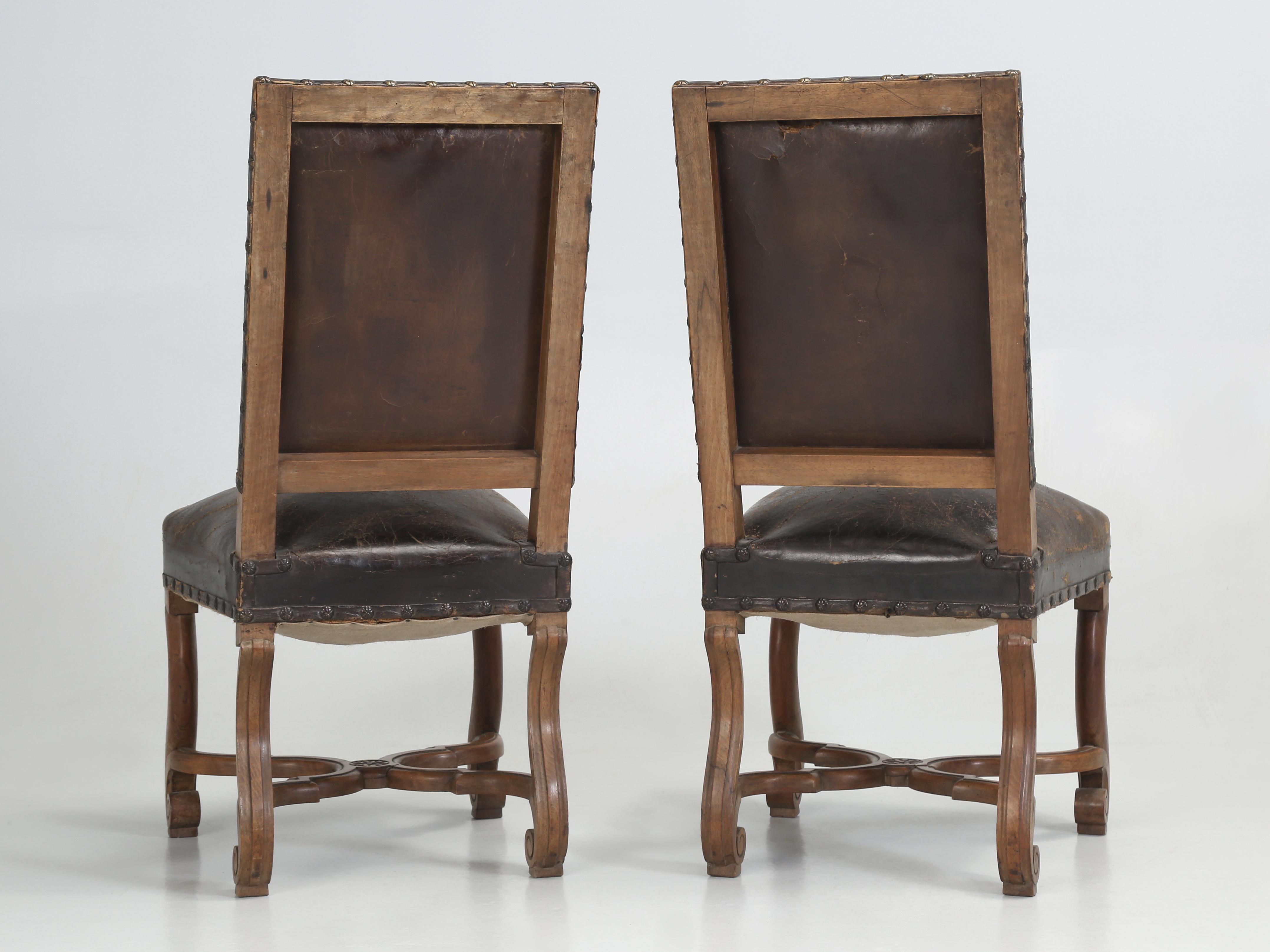 Paar antike Beistellstühle aus altem Leder, wahrscheinlich italienischer Stil, frühe 1900er Jahre, unrestauriert im Angebot 7