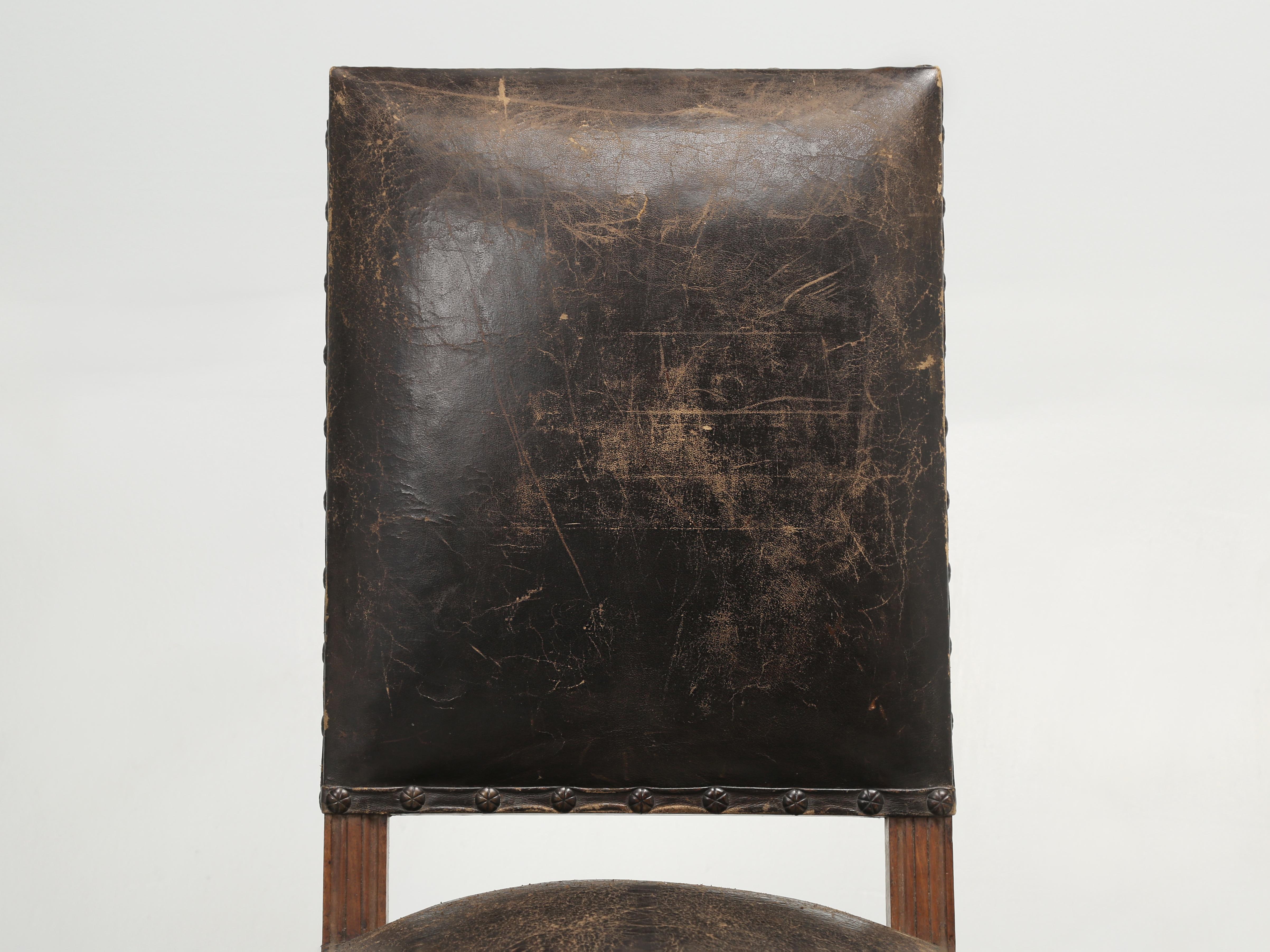 Paar antike Beistellstühle aus altem Leder, wahrscheinlich italienischer Stil, frühe 1900er Jahre, unrestauriert (Land) im Angebot