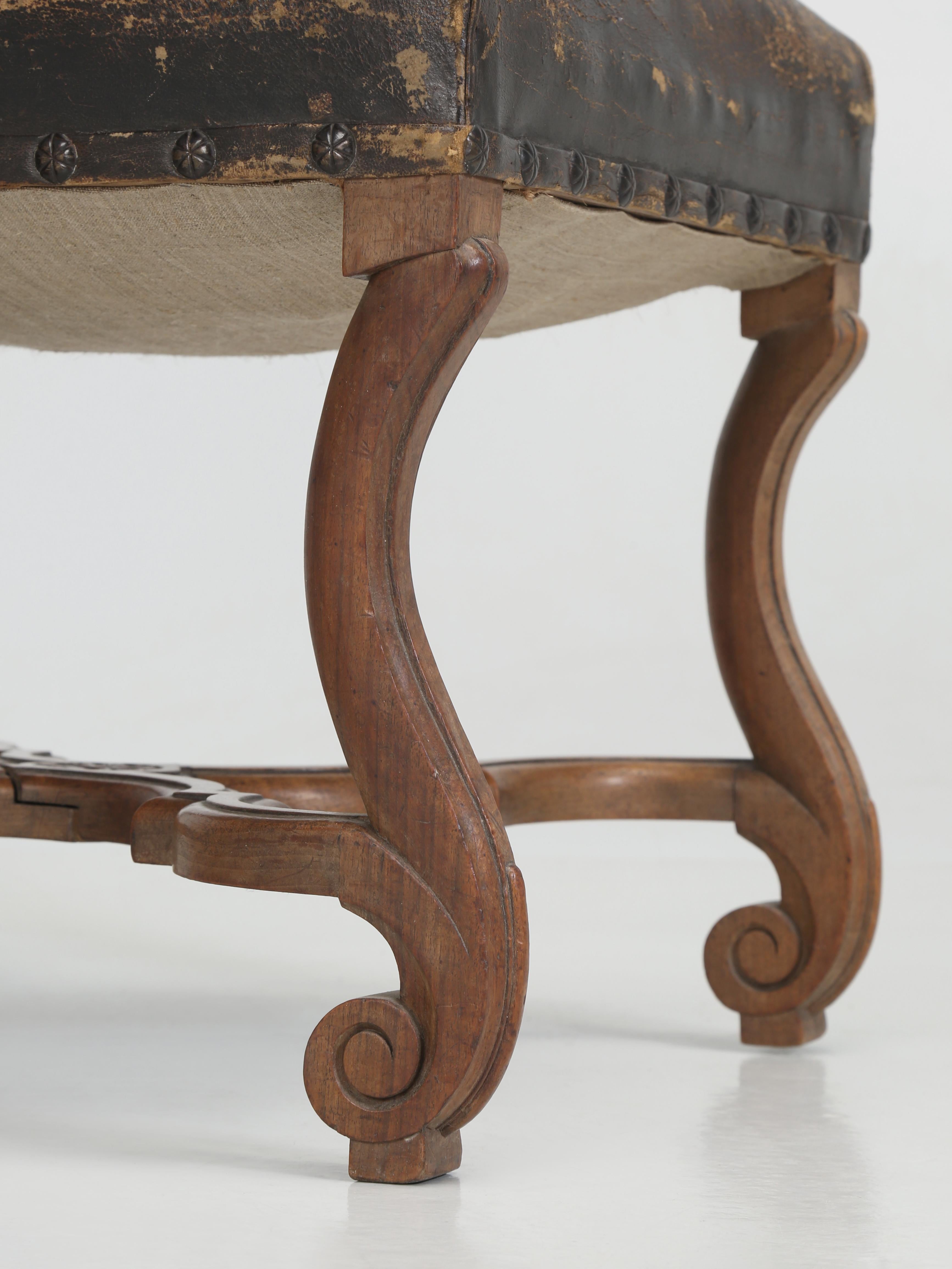 Paar antike Beistellstühle aus altem Leder, wahrscheinlich italienischer Stil, frühe 1900er Jahre, unrestauriert (Frühes 20. Jahrhundert) im Angebot