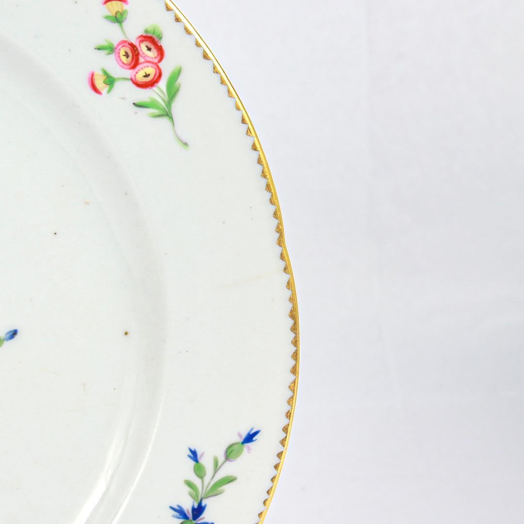 Paire d'anciennes assiettes florales et en porcelaine dorée Vieux Paris ou Vieux par P A Hannong en vente 2