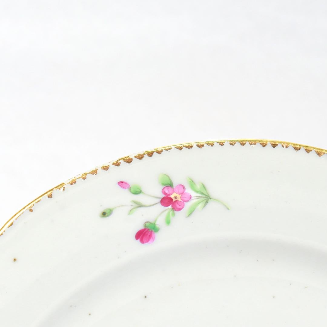 Paire d'anciennes assiettes florales et en porcelaine dorée Vieux Paris ou Vieux par P A Hannong en vente 4