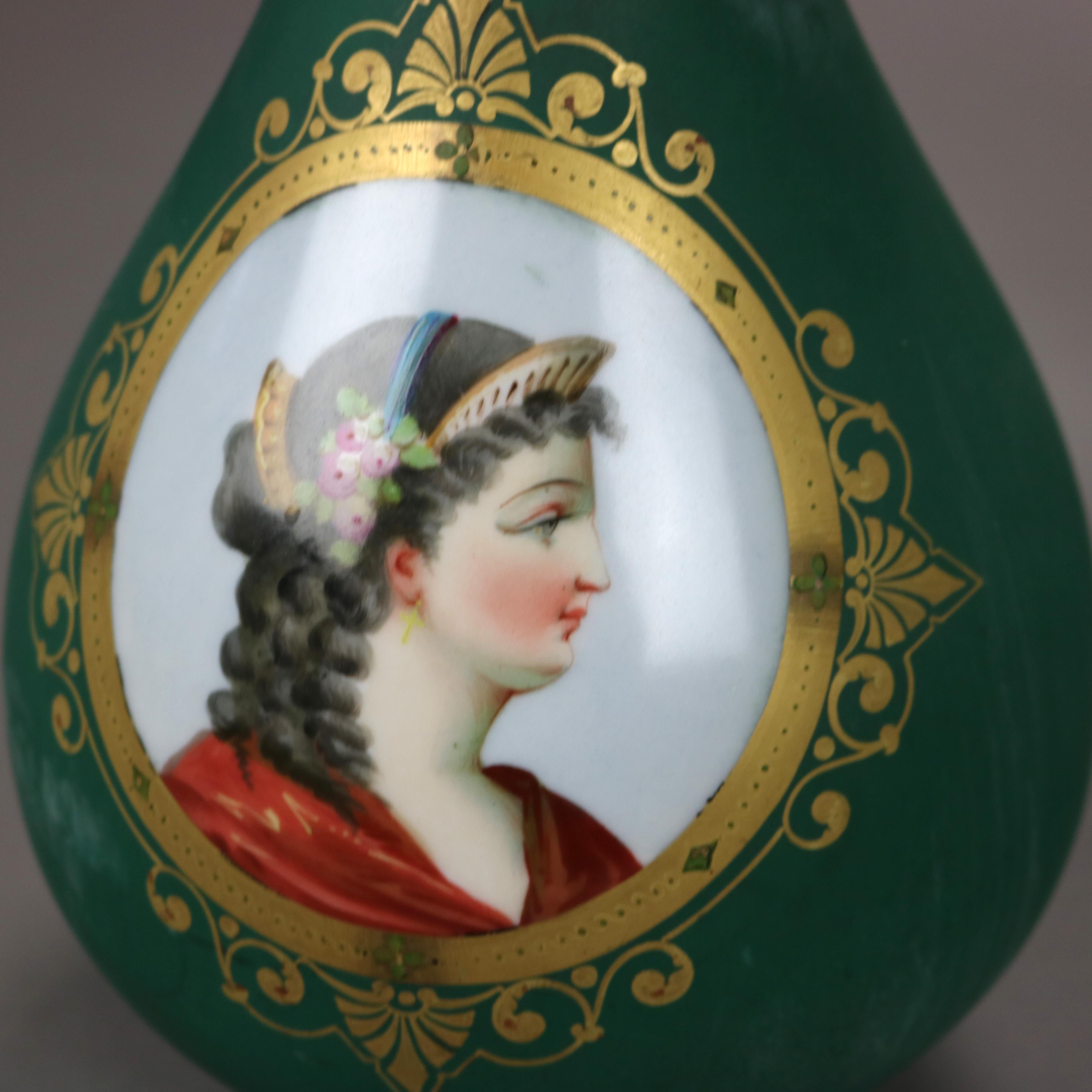 Paire de vases anciens en porcelaine de Paris peints à la main et dorés avec des portraits de femmes vers 1890

Mesures - 13 