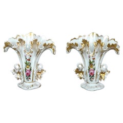 Paire de vases anciens en porcelaine Old Paris peints à la main avec des fleurs et des dorures vers 1890