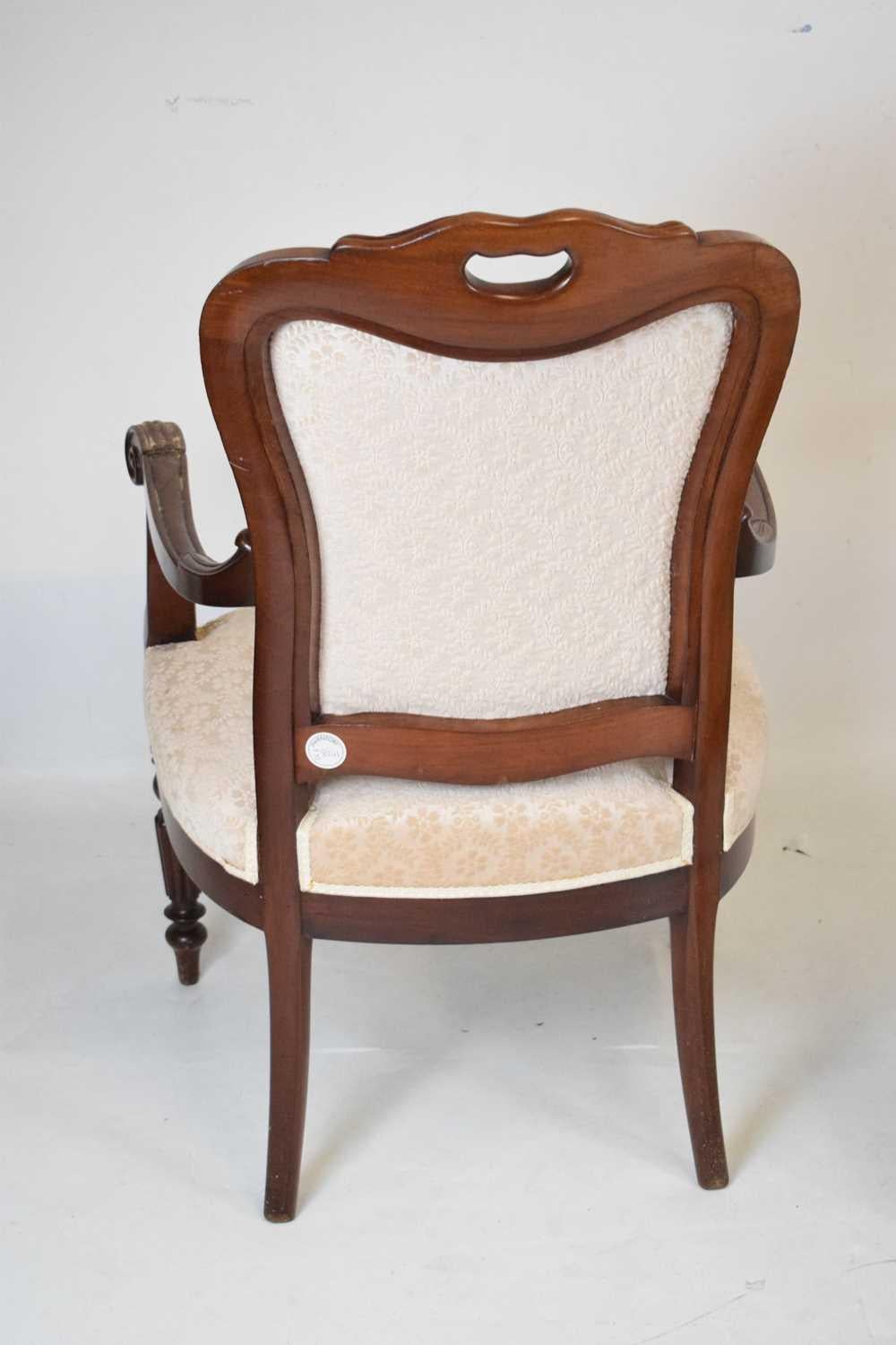 Britannique Paire de fauteuils ouverts anciens, accoudoirs en forme de volute, sur support cannelé tourné en vente