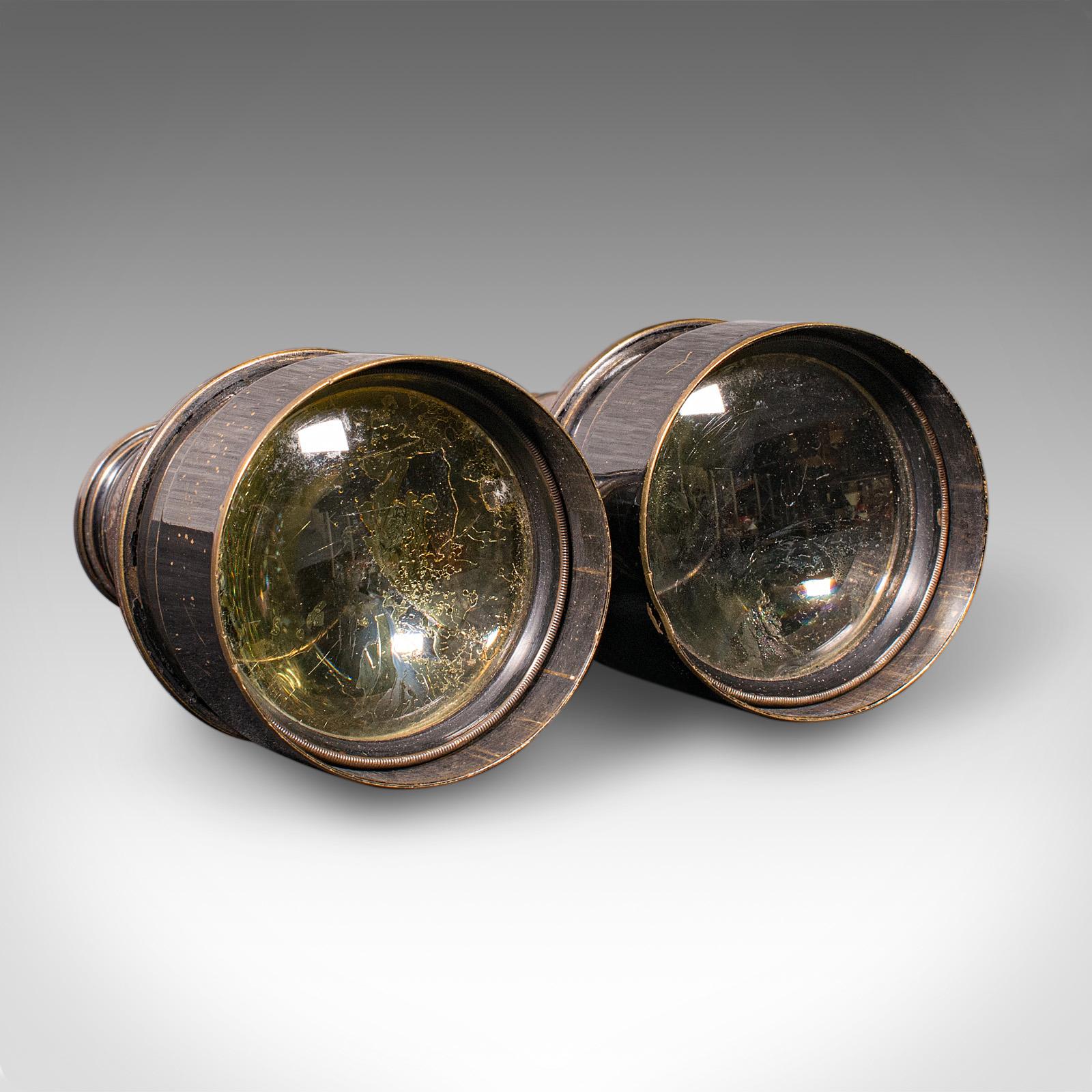 Il s'agit d'une paire de lunettes d'opéra anciennes. Jumelles anglaises en cuir et laiton de Ross of London, datant du début du 20e siècle, vers 1920.

Un exemple charmant et original de l'artisanat optique britannique
Présenté dans l'ordre