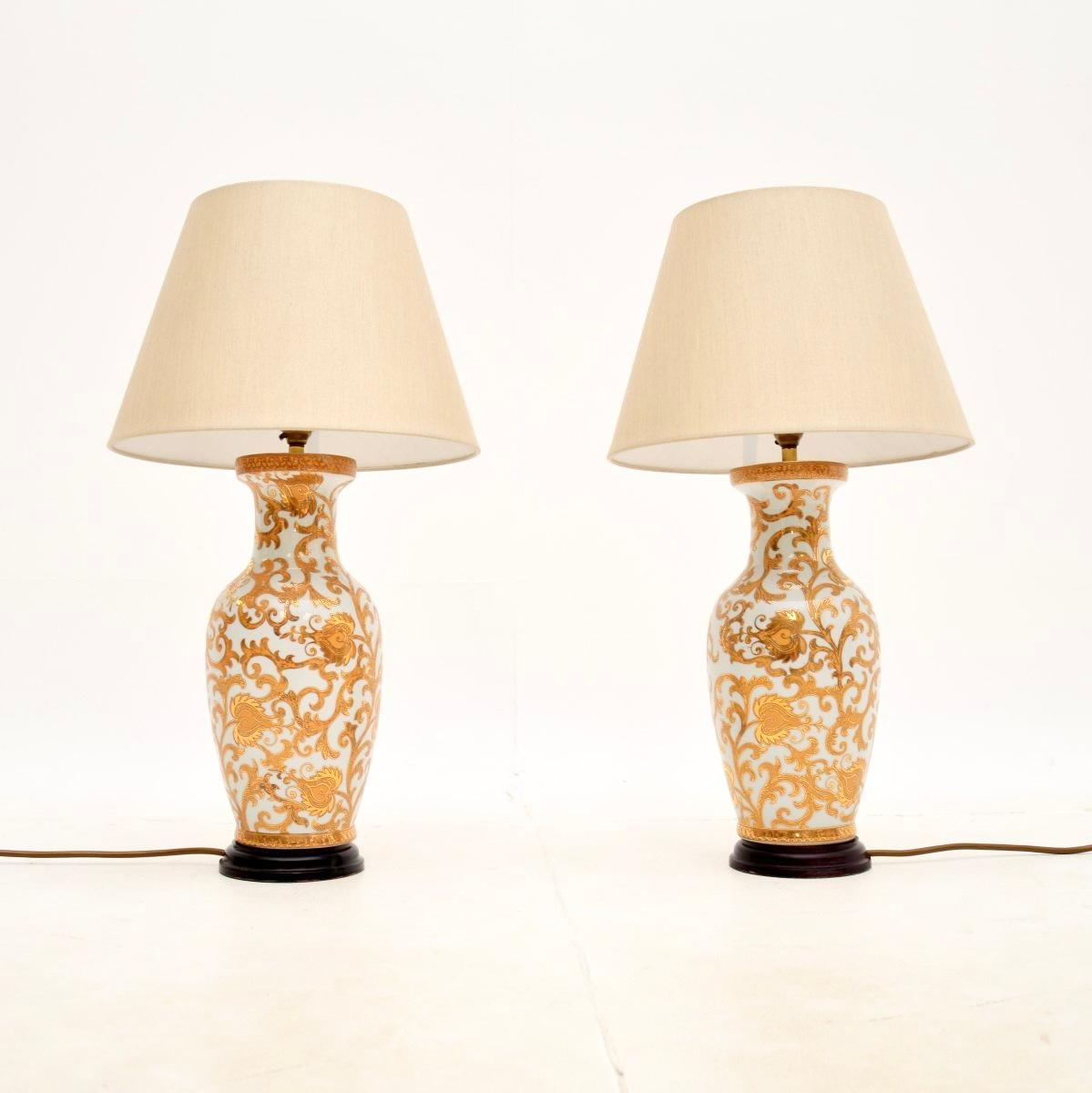 Une fantastique paire de lampes de table en céramique de style oriental. Fabriqués en Angleterre, ils datent des années 1970.

La qualité est exceptionnelle, ils sont magnifiquement réalisés. Nous les avons associées à une magnifique paire