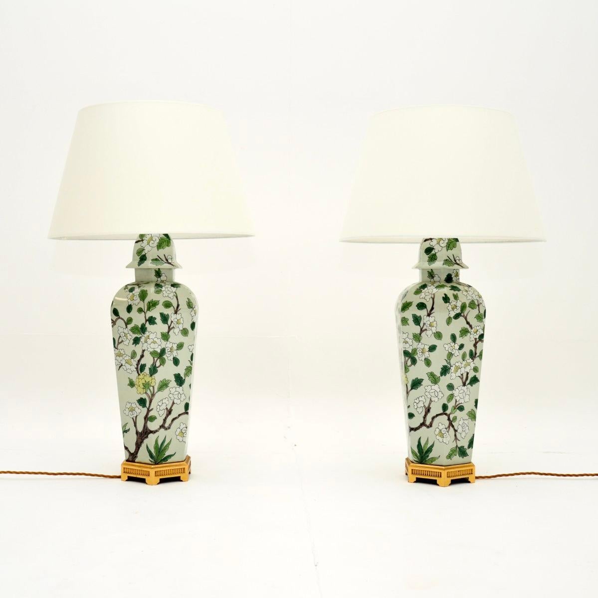 Une belle paire de lampes de table en céramique de style oriental. Fabriqués en Angleterre, ils datent des années 1960.

La qualité est exceptionnelle, ils sont de grande taille et ont un design magnifique, avec de superbes décorations florales. Ils
