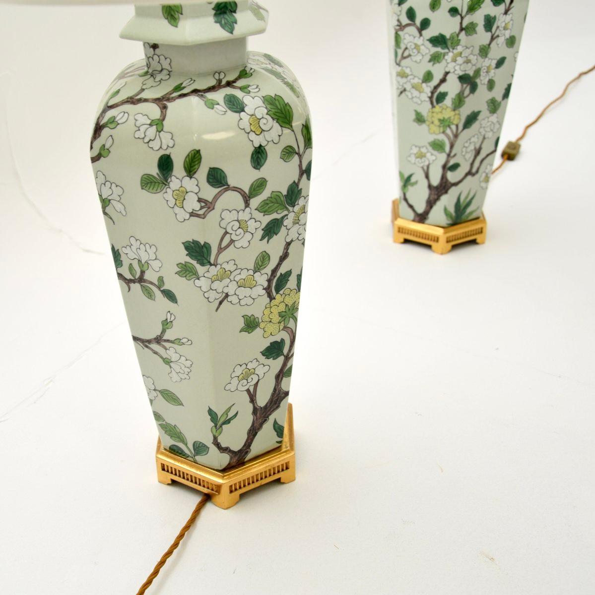 Exportation chinoise Paire de lampes de table anciennes en céramique de style oriental en vente