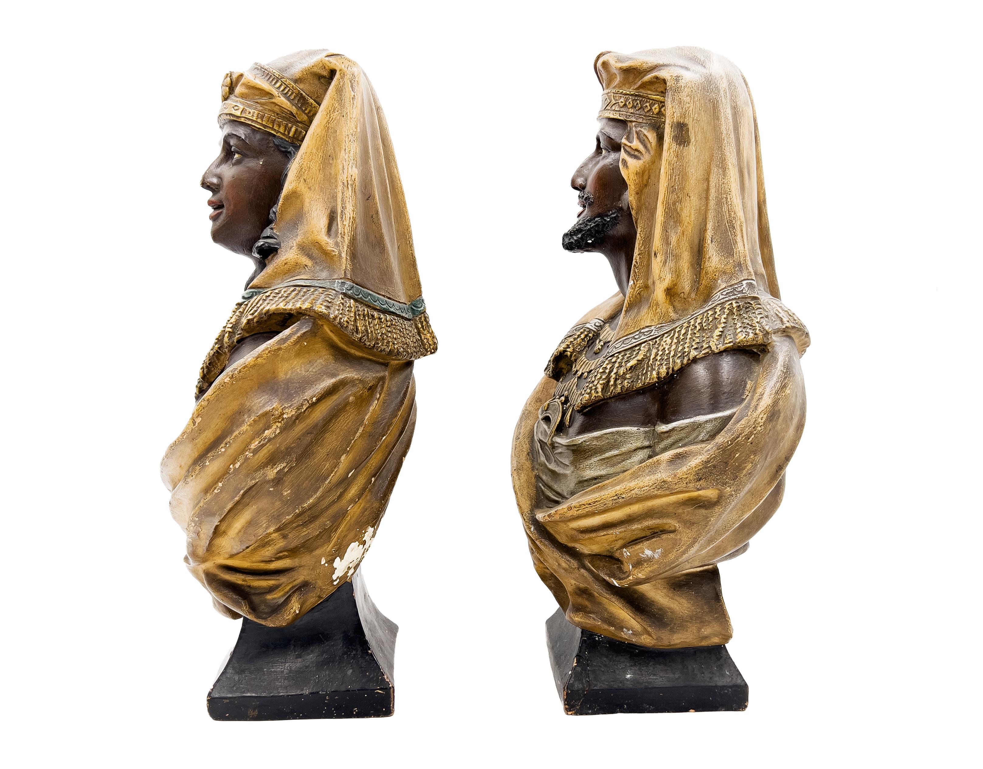 Paar Terrakotta-Büsten aus dem späten 19. Jahrhundert mit orientalischen Figuren, beide Büsten tragen ein Kopftuch und eine Halskette.