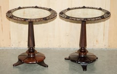 COPPIA DI TAVOLINI ANTICHI ORIGINALI DEL 1830, IN LEGNO MASSICCIO CON ARAZZO IN SETA E RICAMO STUMPWORK, DELL'EPOCA DI GUGLIELMO IV