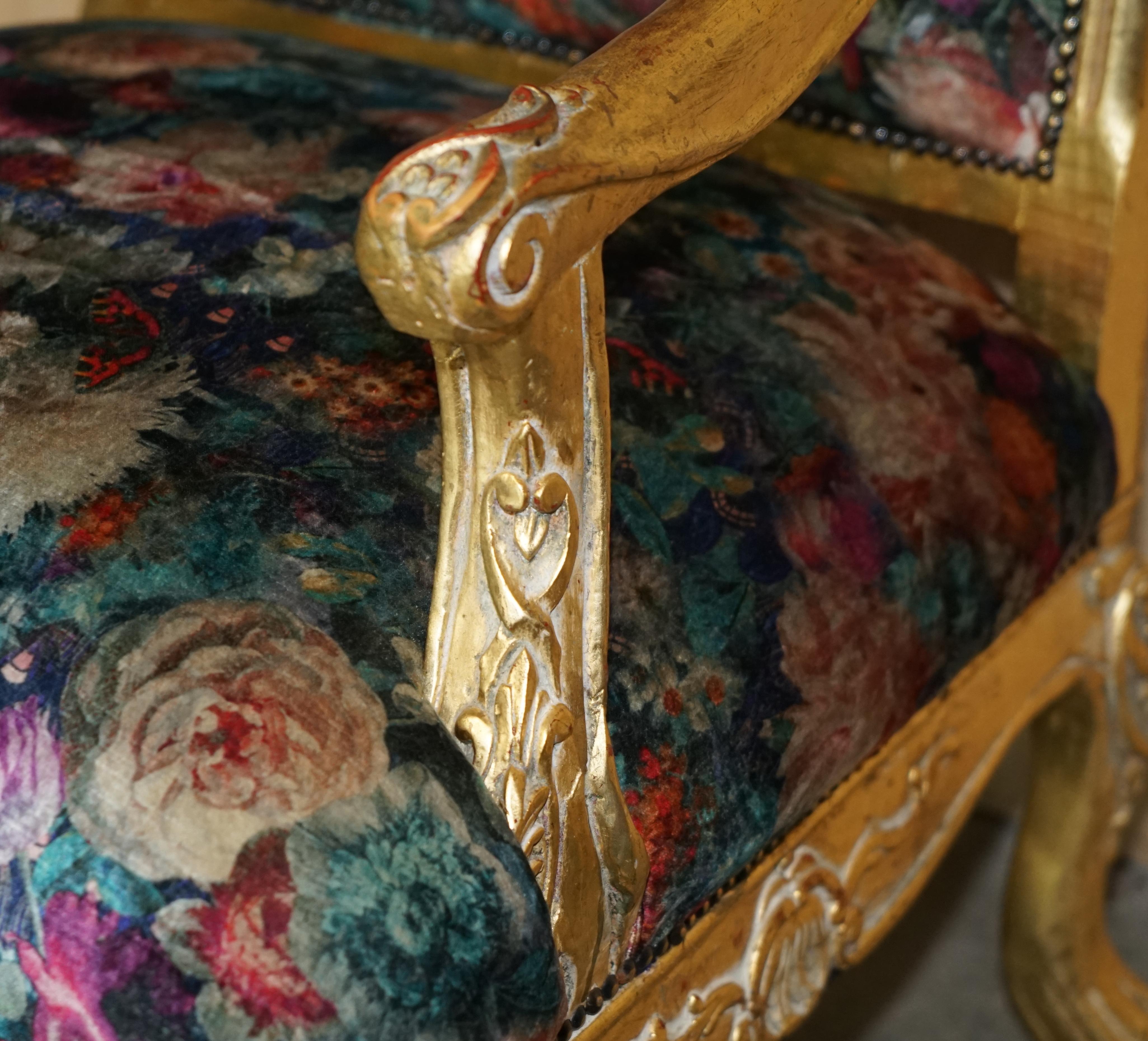 Paire de fauteuils français d'origine Louis XV encadrés en bois doré en vente 4
