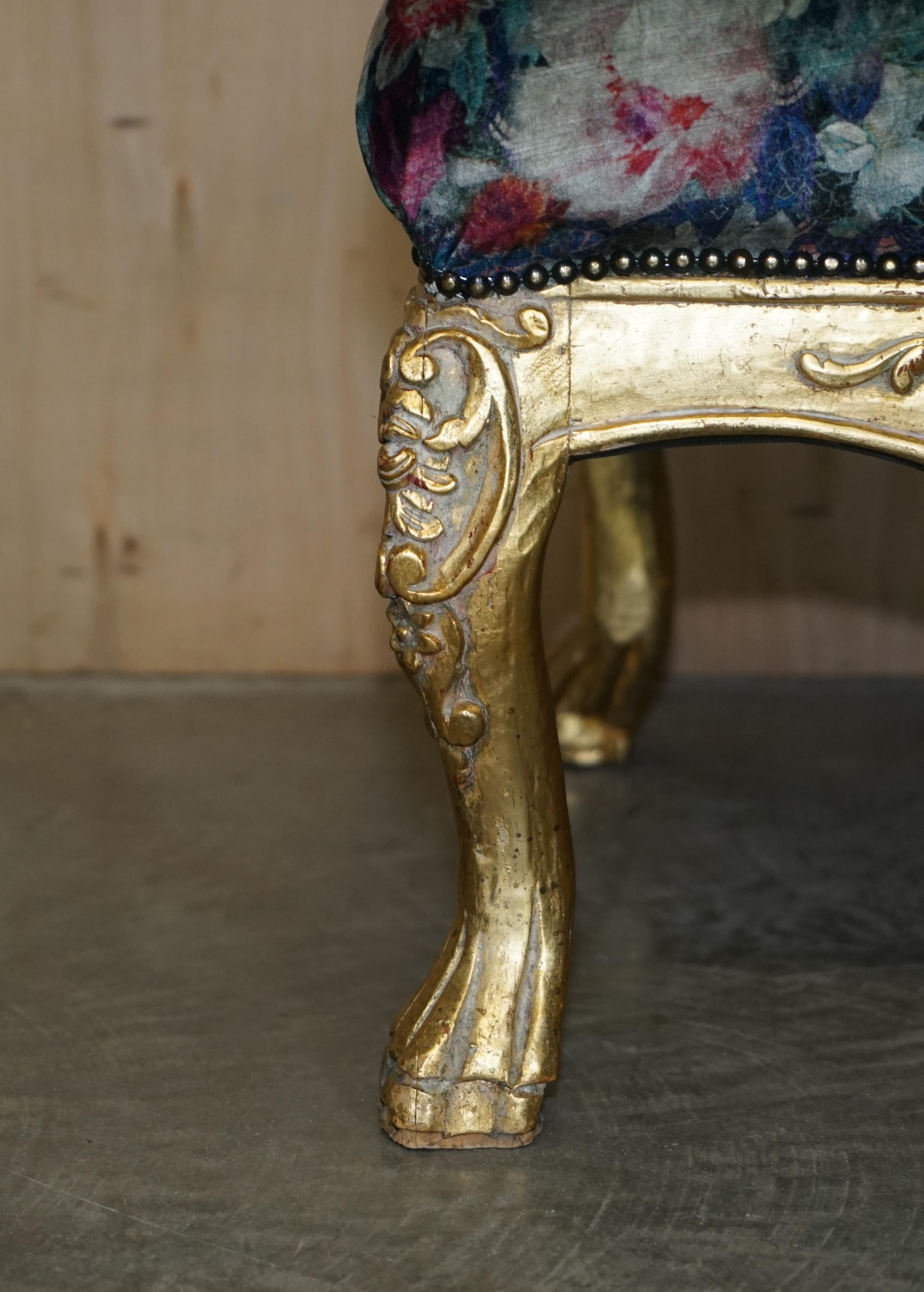 Paire de fauteuils français d'origine Louis XV encadrés en bois doré en vente 6