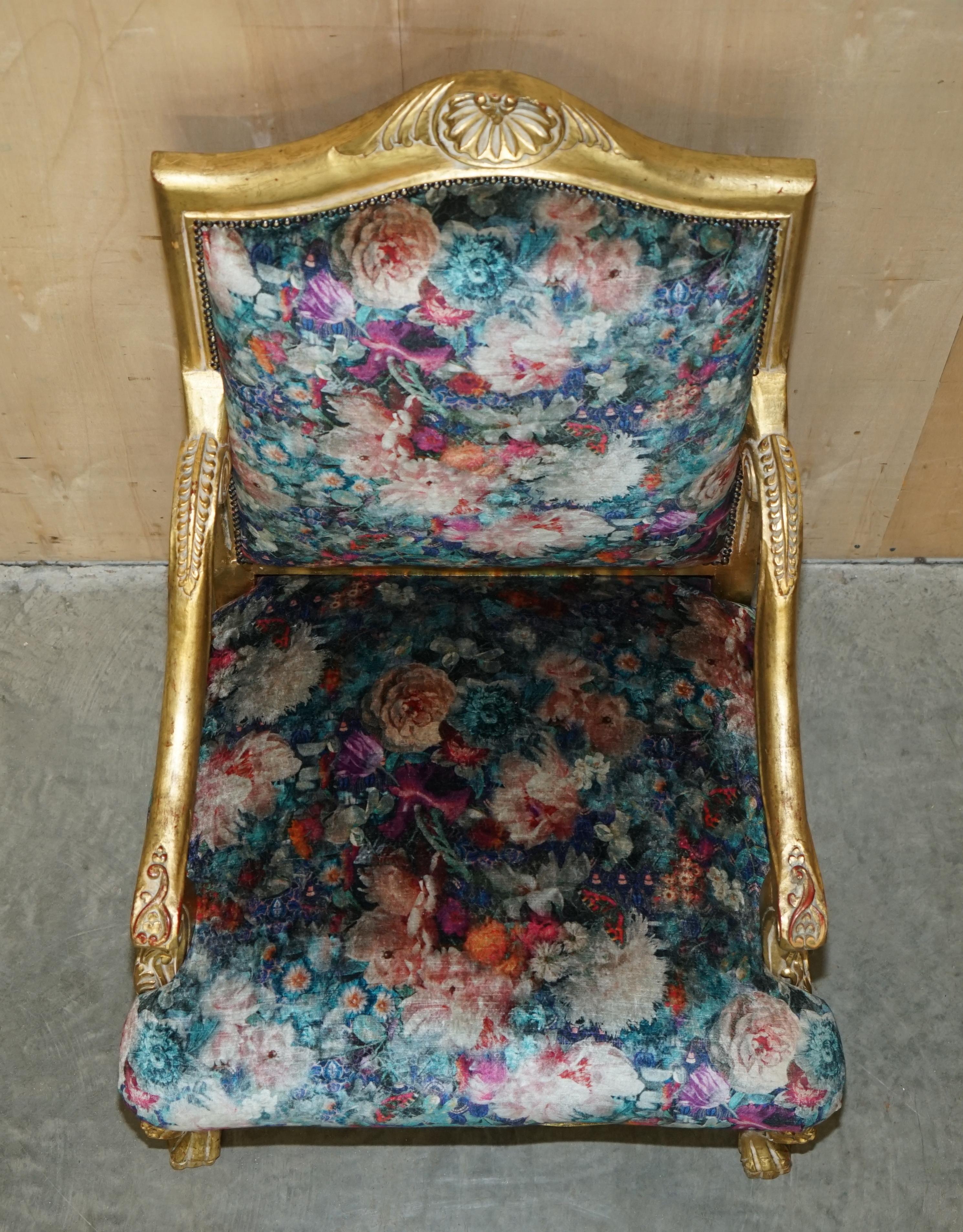 Paire de fauteuils français d'origine Louis XV encadrés en bois doré en vente 9