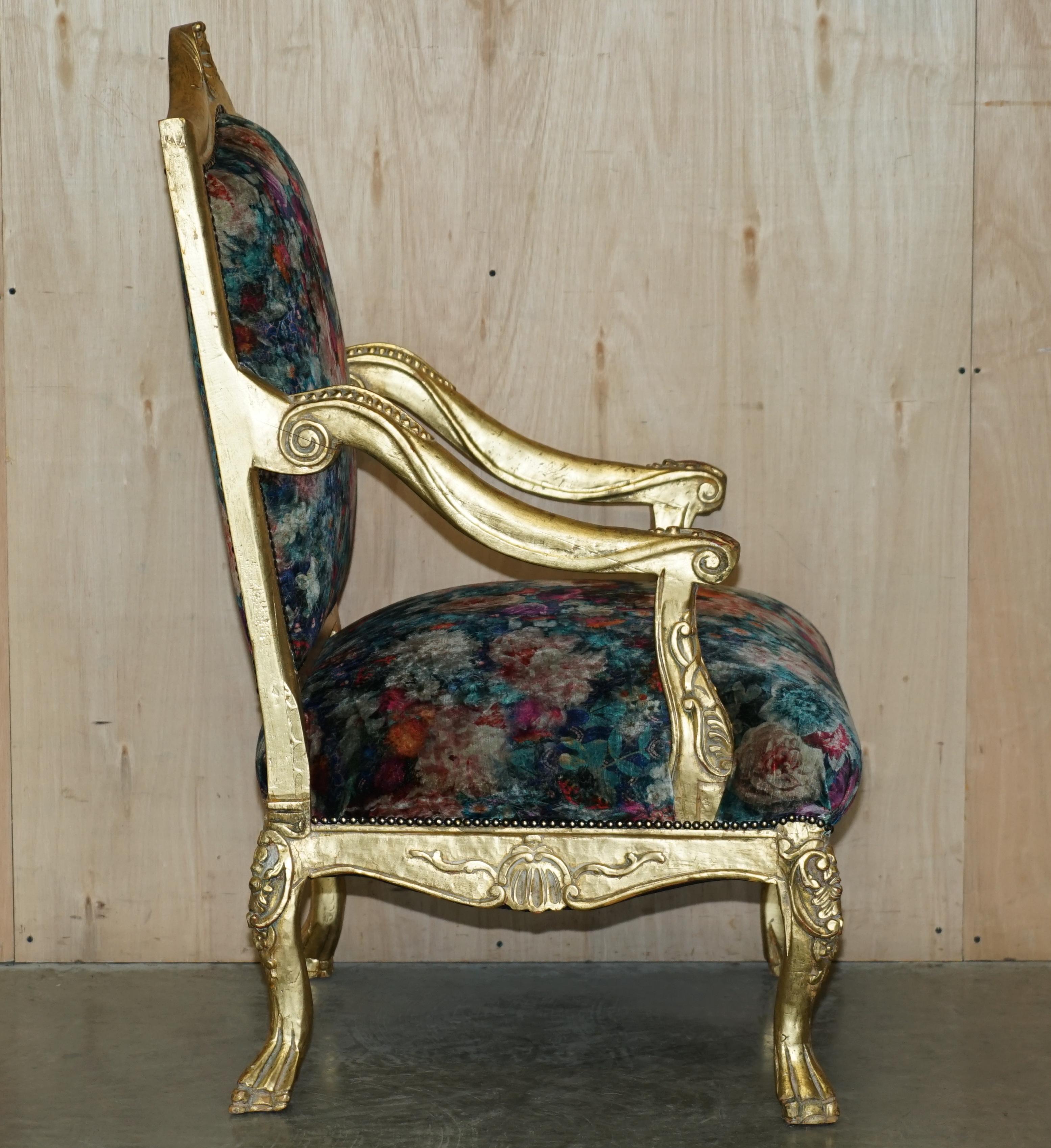 Paire de fauteuils français d'origine Louis XV encadrés en bois doré en vente 12
