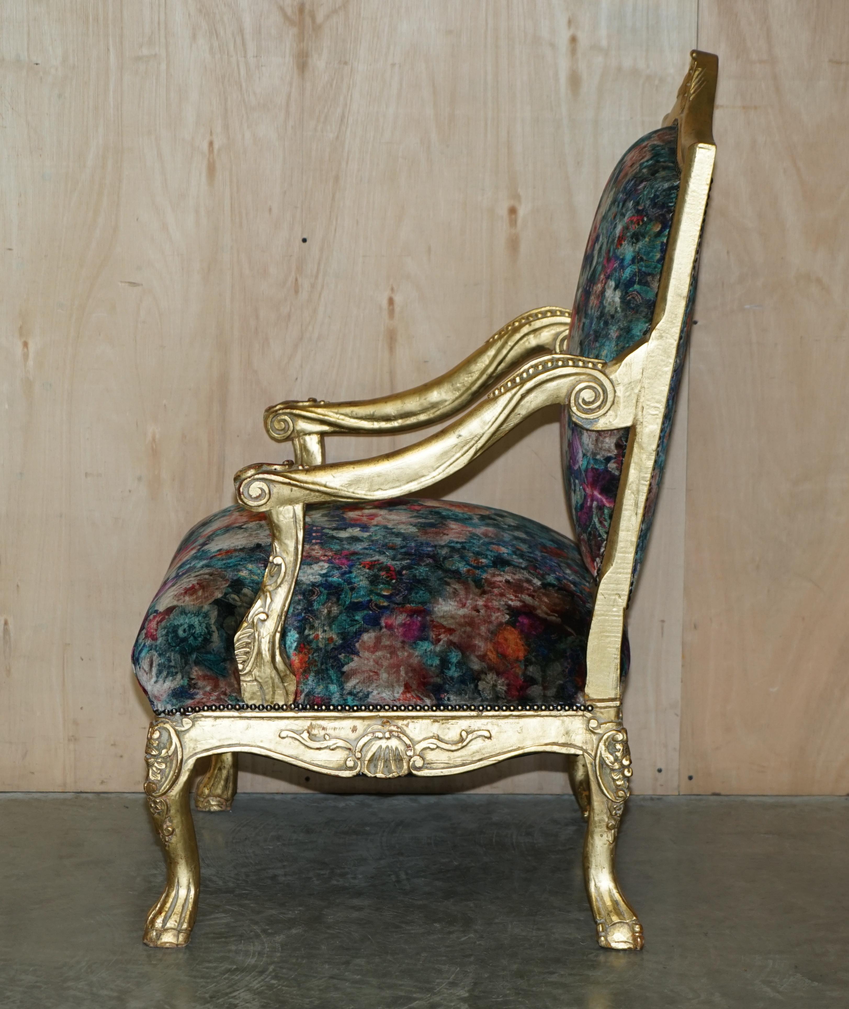 Paire de fauteuils français d'origine Louis XV encadrés en bois doré en vente 14