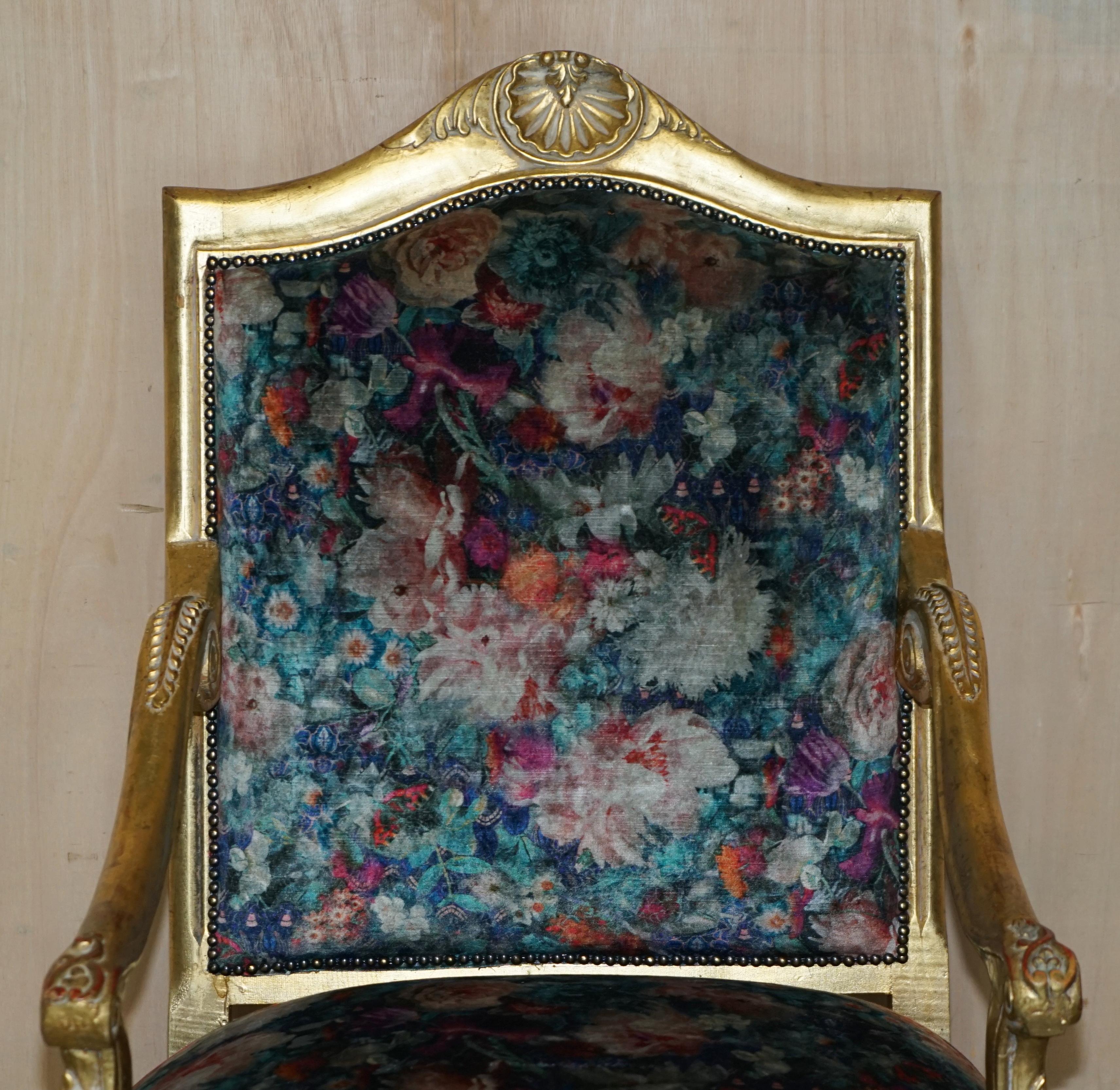 Fait main Paire de fauteuils français d'origine Louis XV encadrés en bois doré en vente