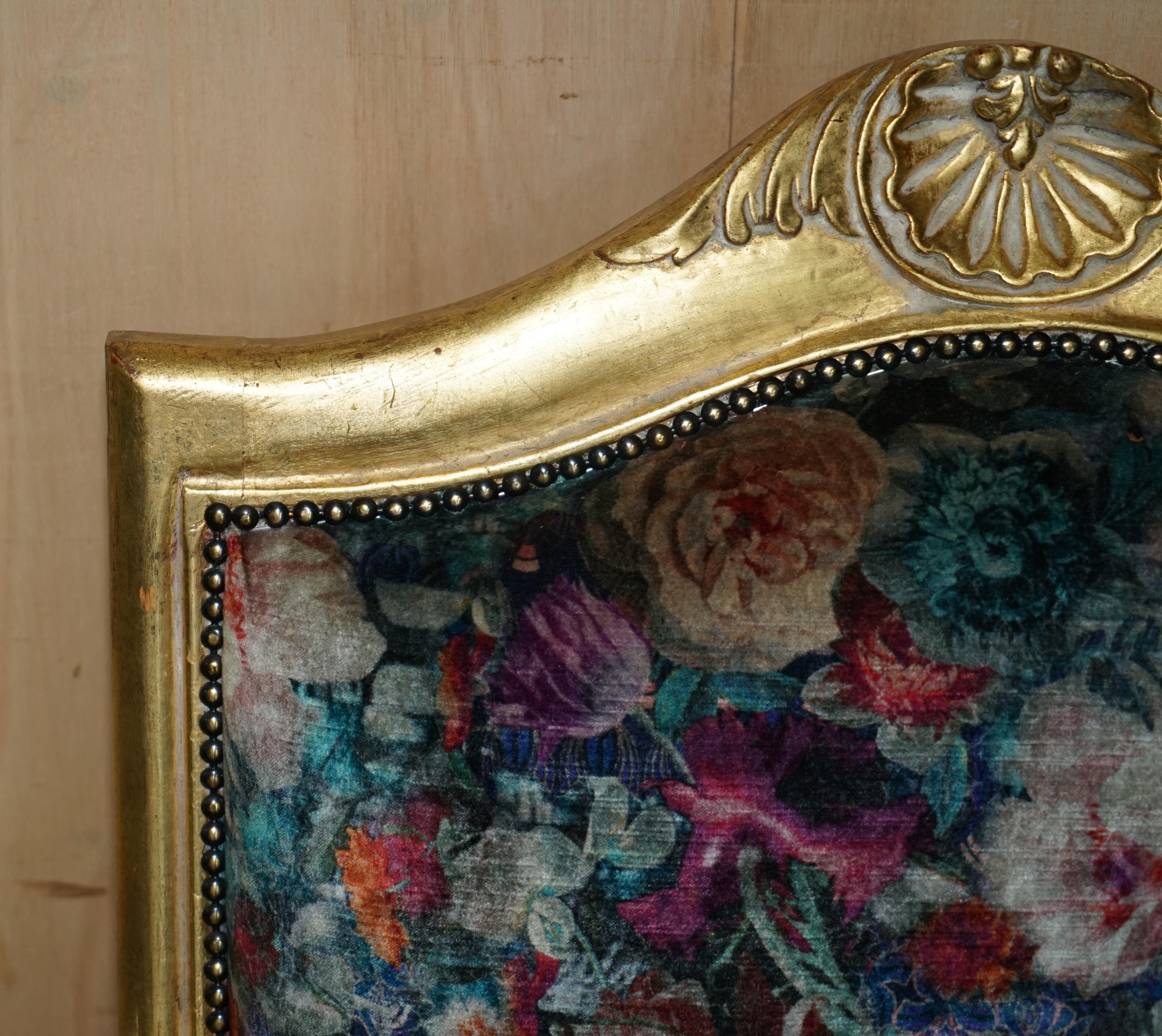 Tissu d'ameublement Paire de fauteuils français d'origine Louis XV encadrés en bois doré en vente