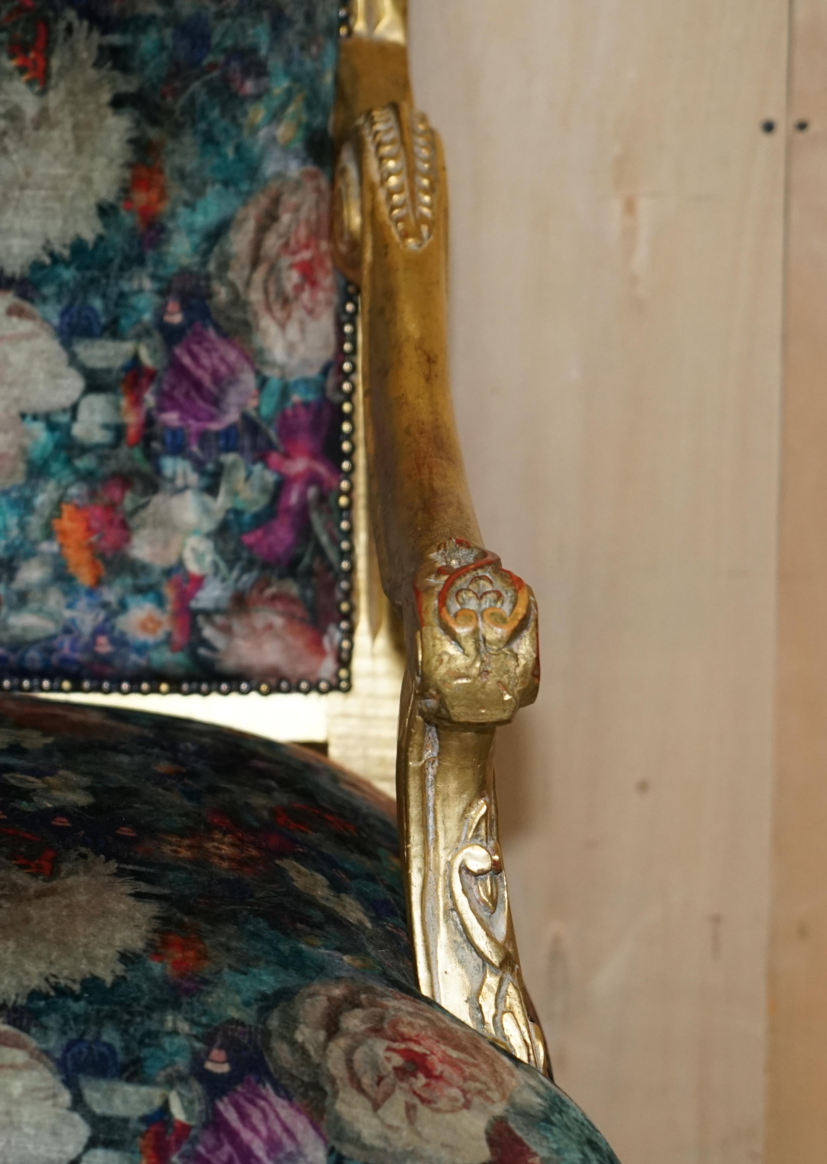 Paire de fauteuils français d'origine Louis XV encadrés en bois doré en vente 3