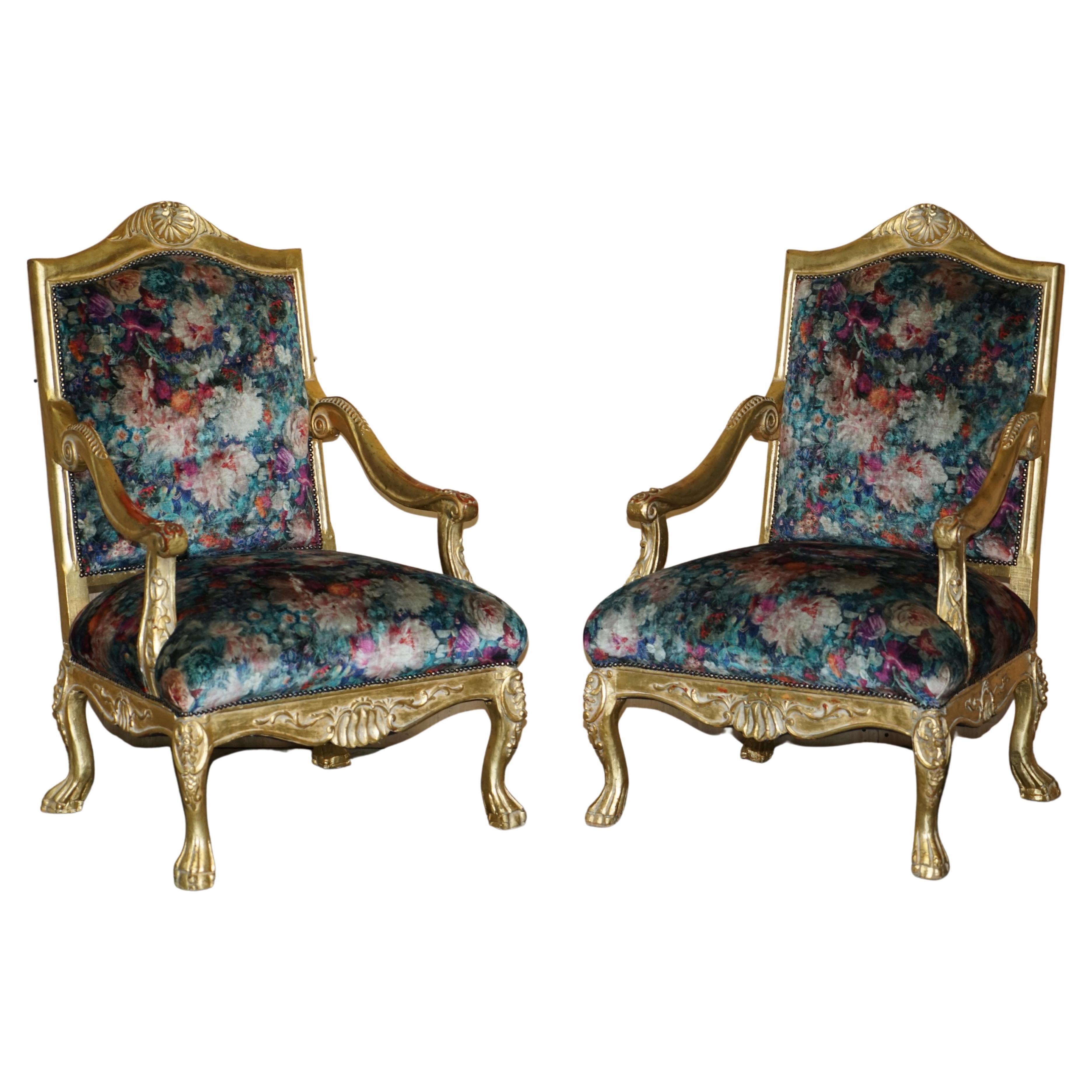 Paire de fauteuils français d'origine Louis XV encadrés en bois doré en vente