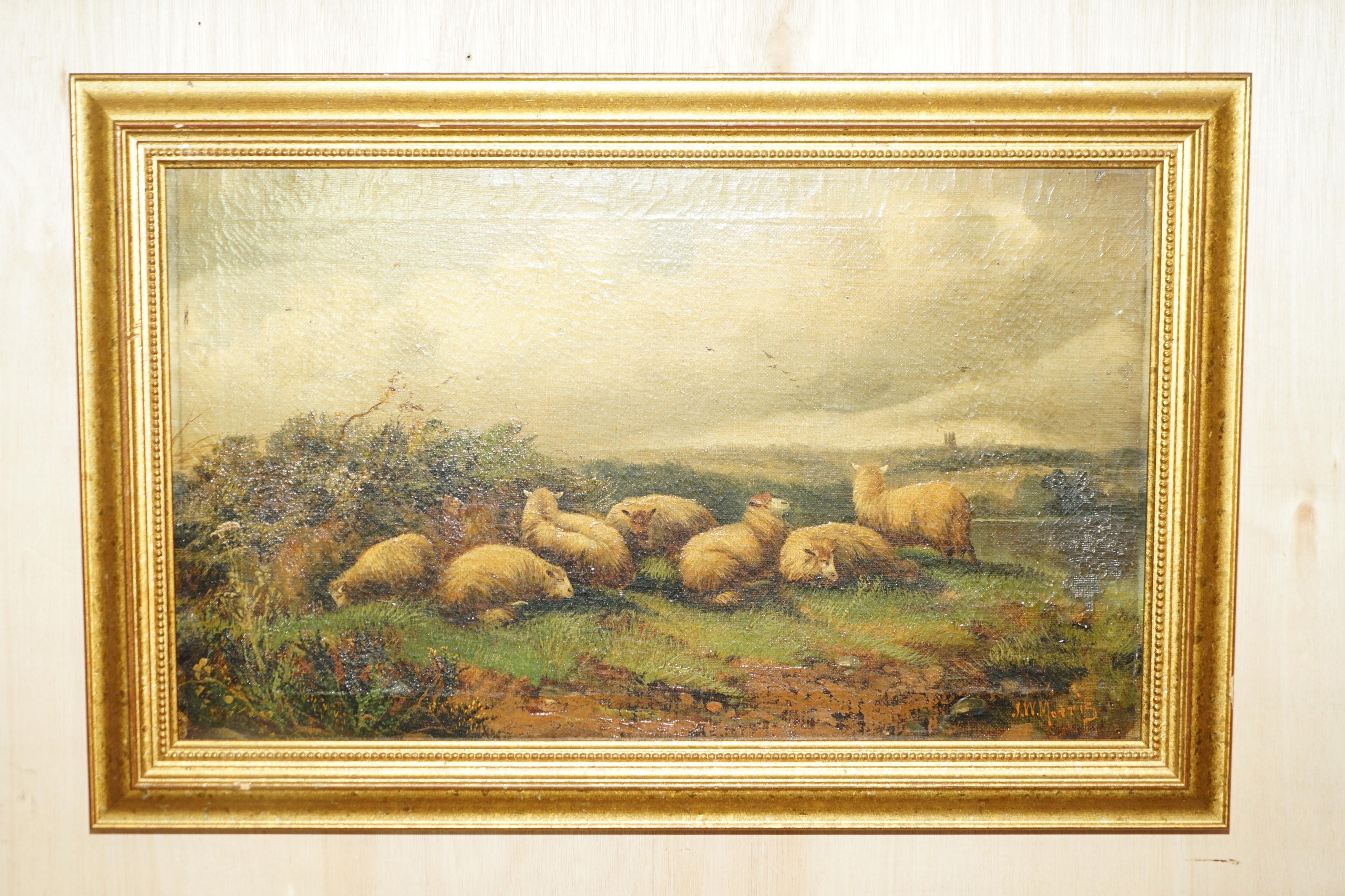 Royal House Antiques

Royal House Antiques a le plaisir d'offrir à la vente cette paire de peintures à l'huile originales de l'époque victorienne signées John W Morris représentant des moutons dans un paysage agricole.

Cette paire est