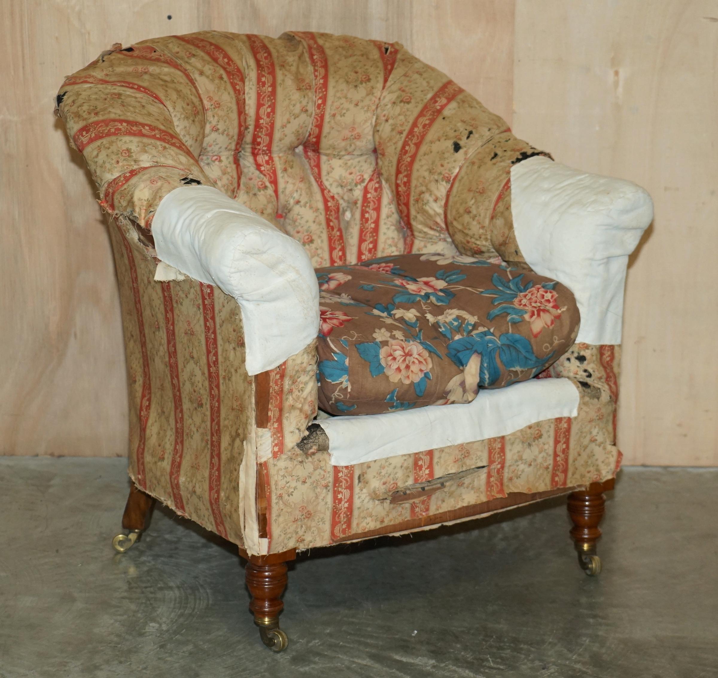 Siamo lieti di offrire in vendita questa opportunità unica nella vita di possedere una rarissima coppia di poltrone originali di Howard and Sons's Berners street con il tessuto originale in ticchettio invecchiato, risalente al 1870-1880 circa.

Non