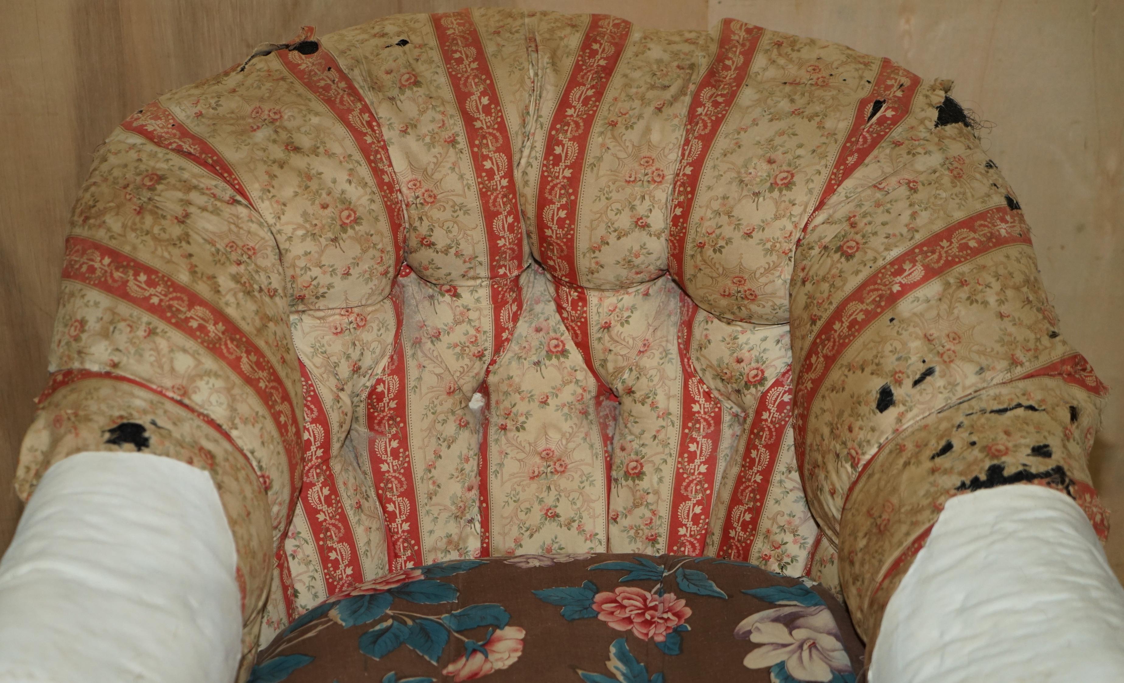 Inglese Poltrone Chesterfield di Howard and Sons, antiche e originali, in tessuto di ticchettio in vendita