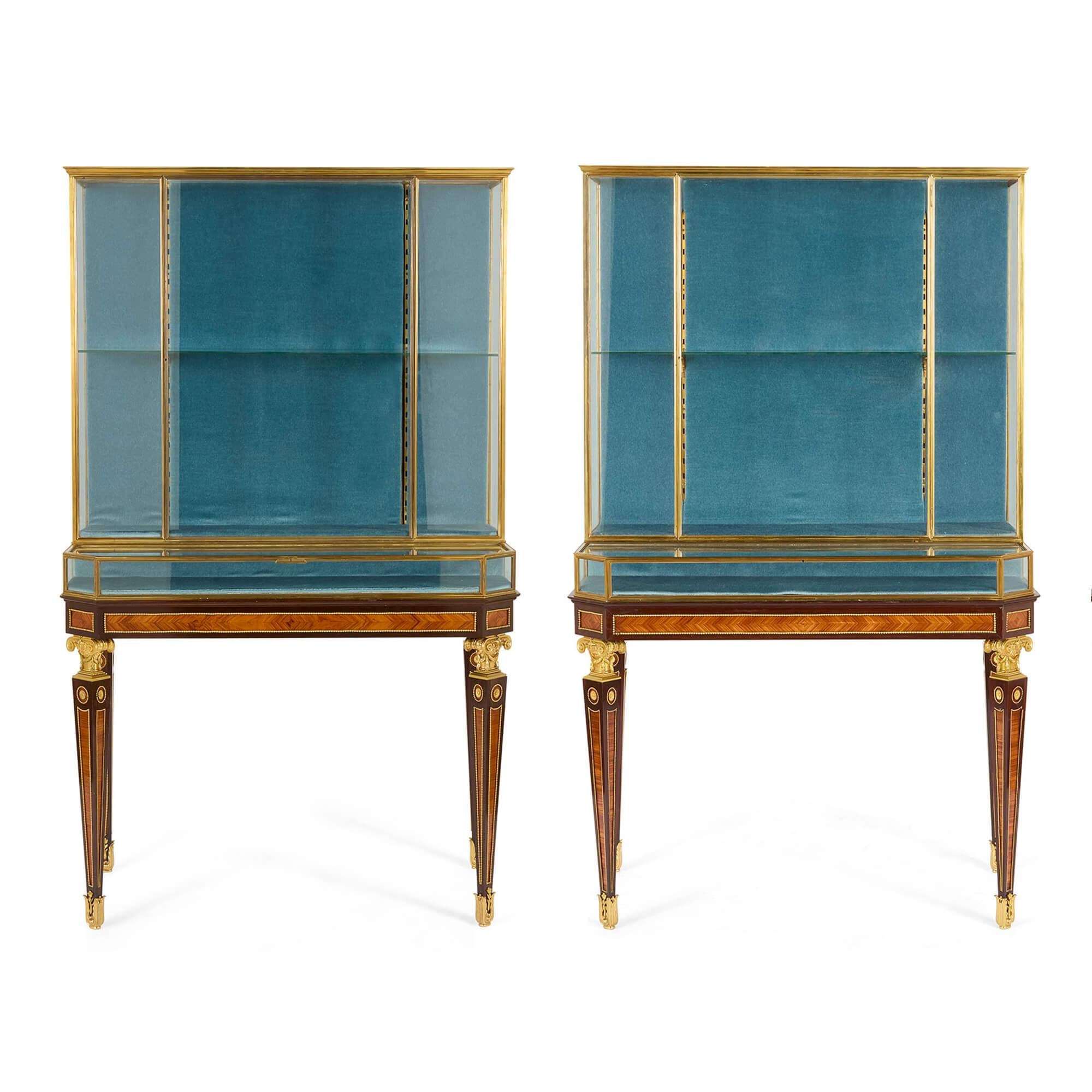 Paar antike ormolierte Vitrinenschränke von L'Escalier de Cristal
Französisch, Ende 19. Jahrhundert 
Höhe 178cm, Breite 105cm, Tiefe 55cm

Dieses exquisite, Ende des 19. Jahrhunderts gefertigte Vitrinenpaar stammt von der angesehenen Pariser Firma