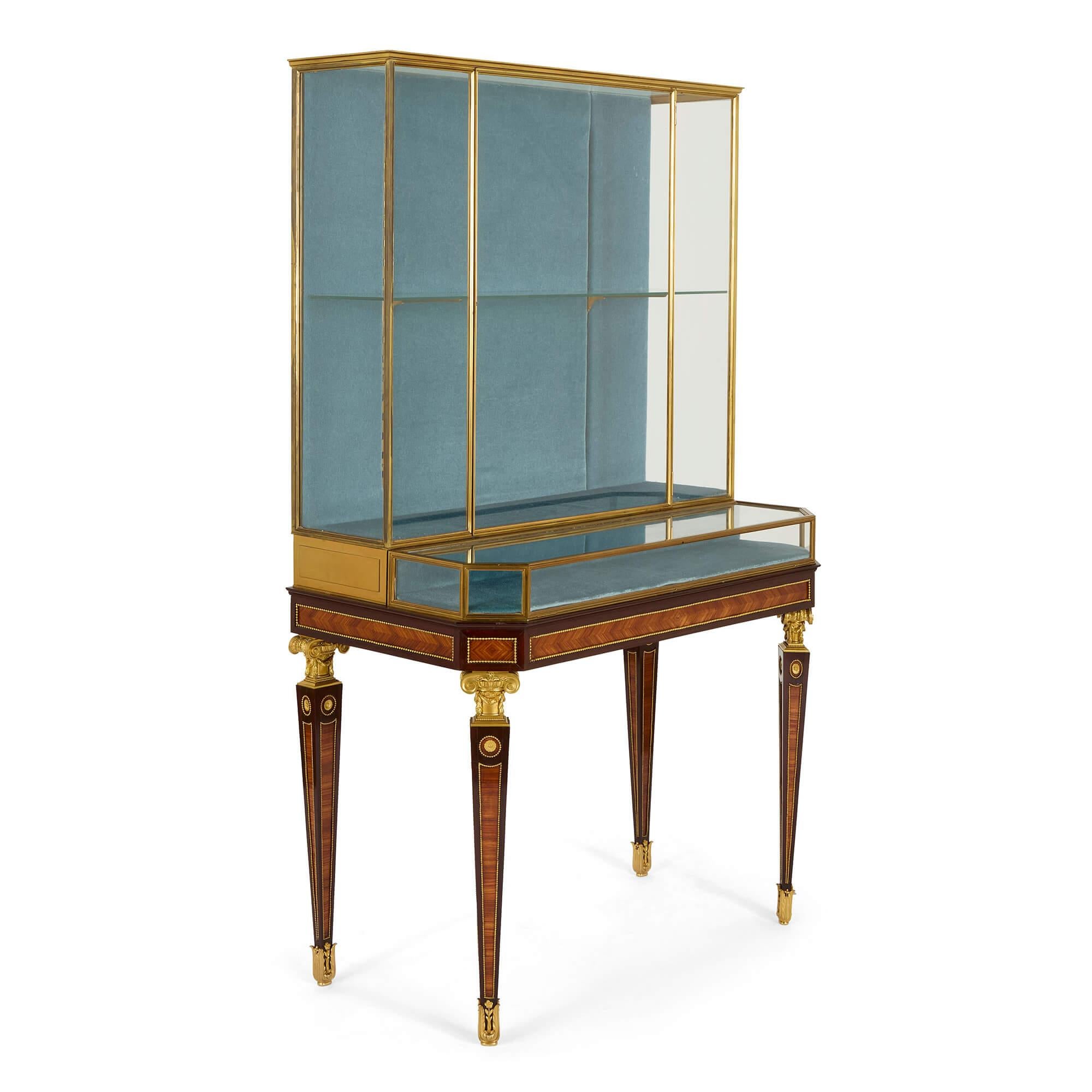 Paar antike, in Goldbronze gefasste Vitrineschränke von L'Escalier de Cristal (Louis XVI.) im Angebot