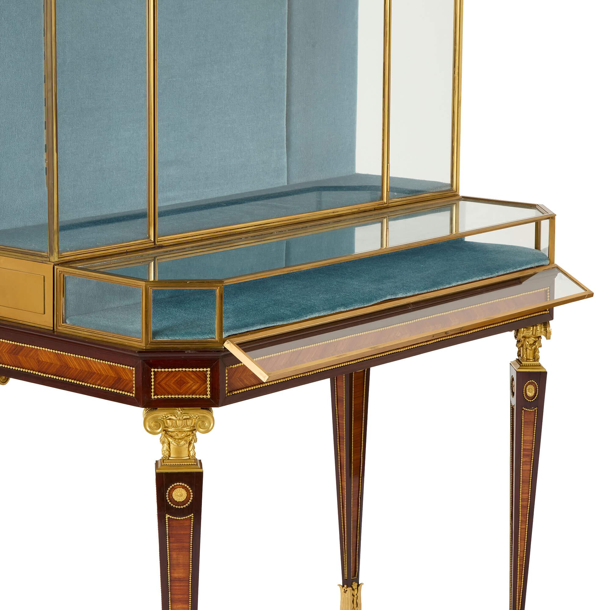 Paar antike, in Goldbronze gefasste Vitrineschränke von L'Escalier de Cristal (Französisch) im Angebot