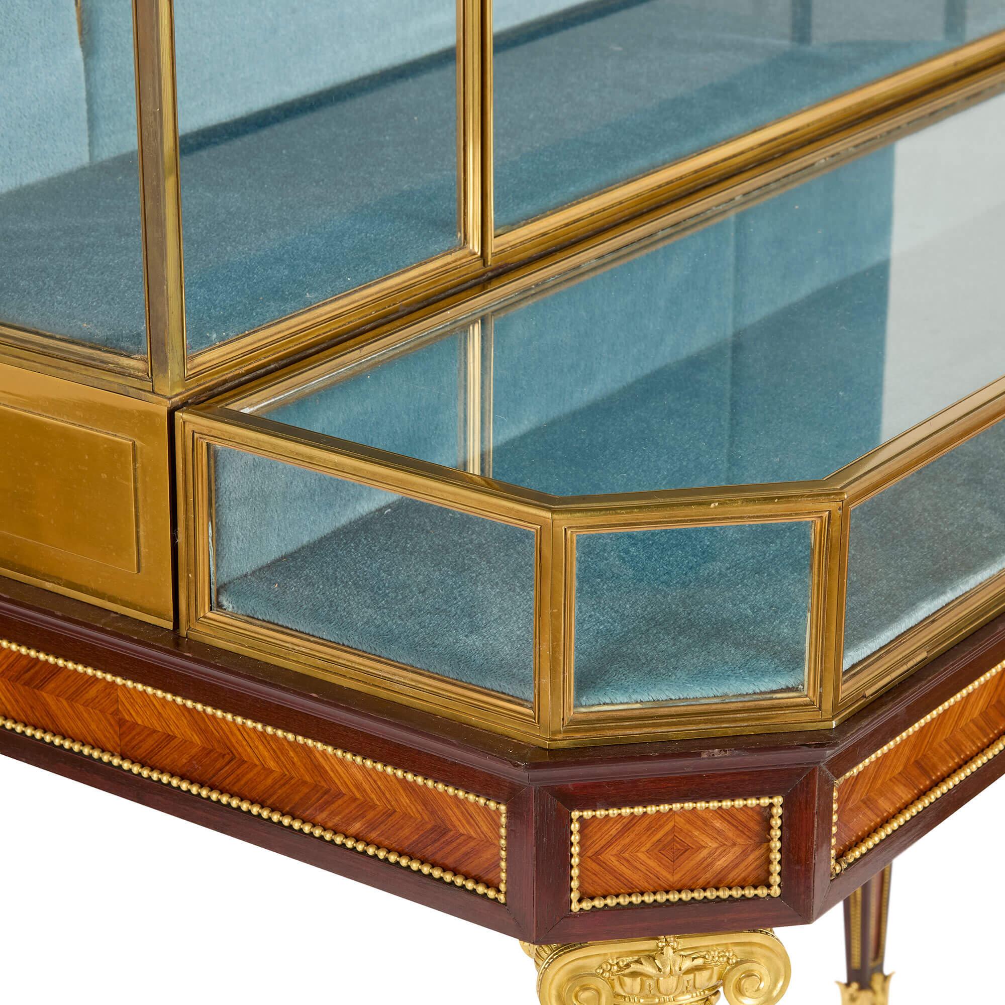 Paar antike, in Goldbronze gefasste Vitrineschränke von L'Escalier de Cristal (Gegossen) im Angebot