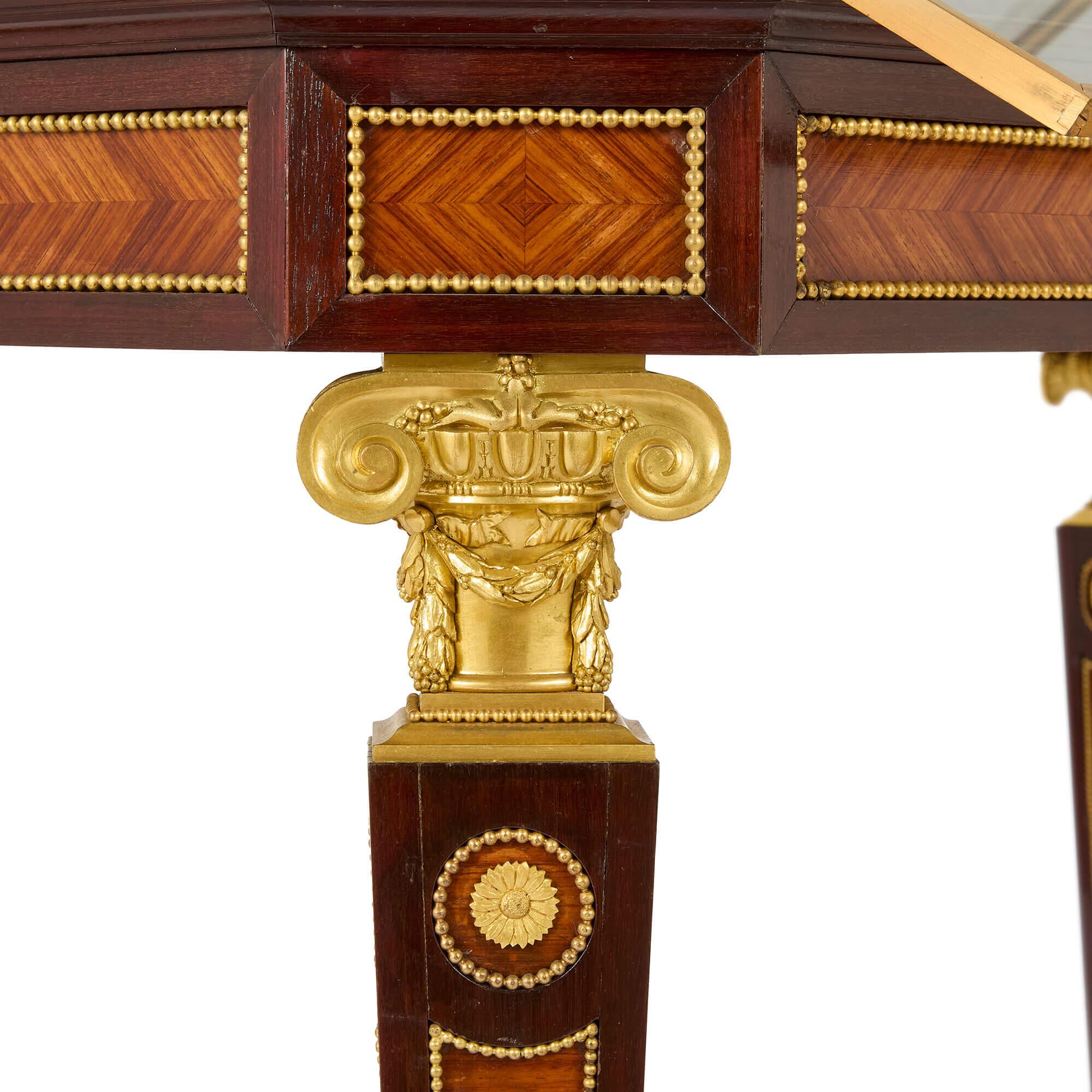 Paar antike, in Goldbronze gefasste Vitrineschränke von L'Escalier de Cristal im Zustand „Gut“ im Angebot in London, GB