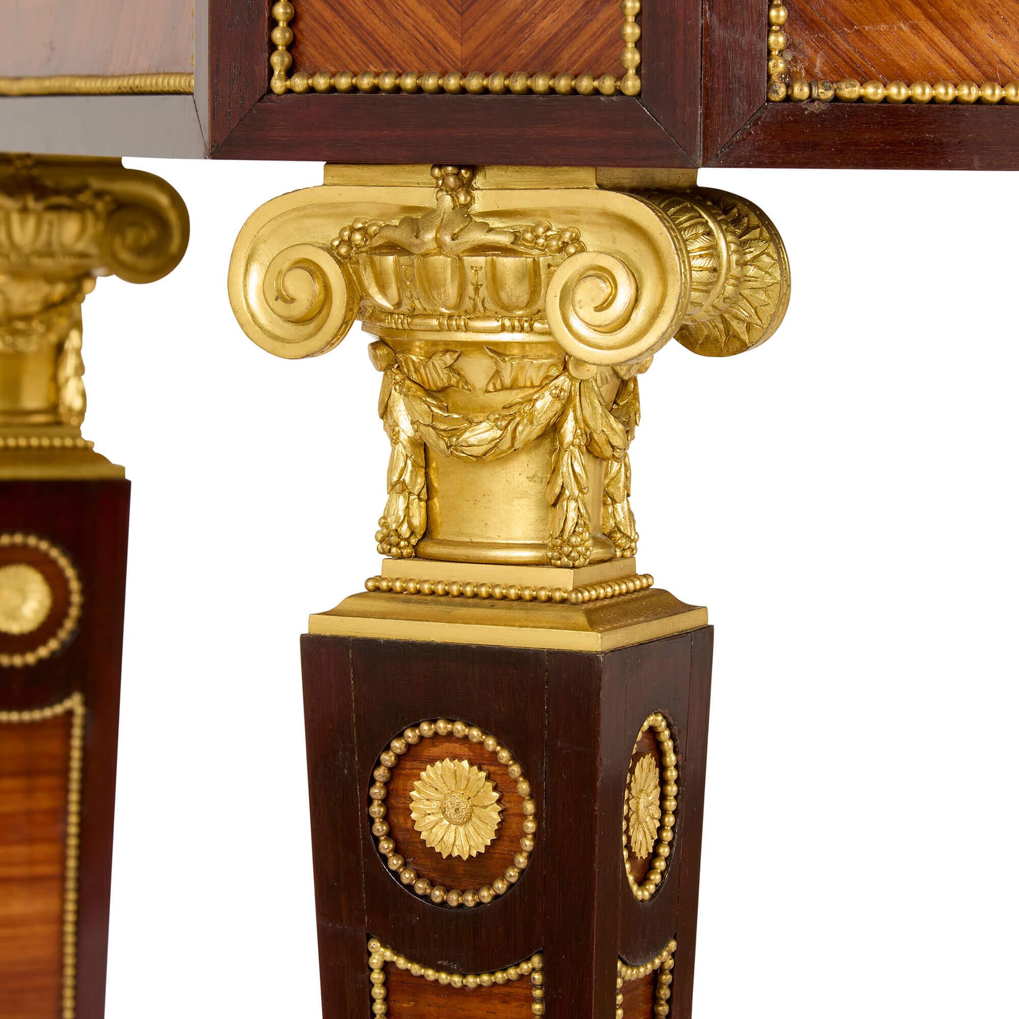 Paar antike, in Goldbronze gefasste Vitrineschränke von L'Escalier de Cristal (19. Jahrhundert) im Angebot