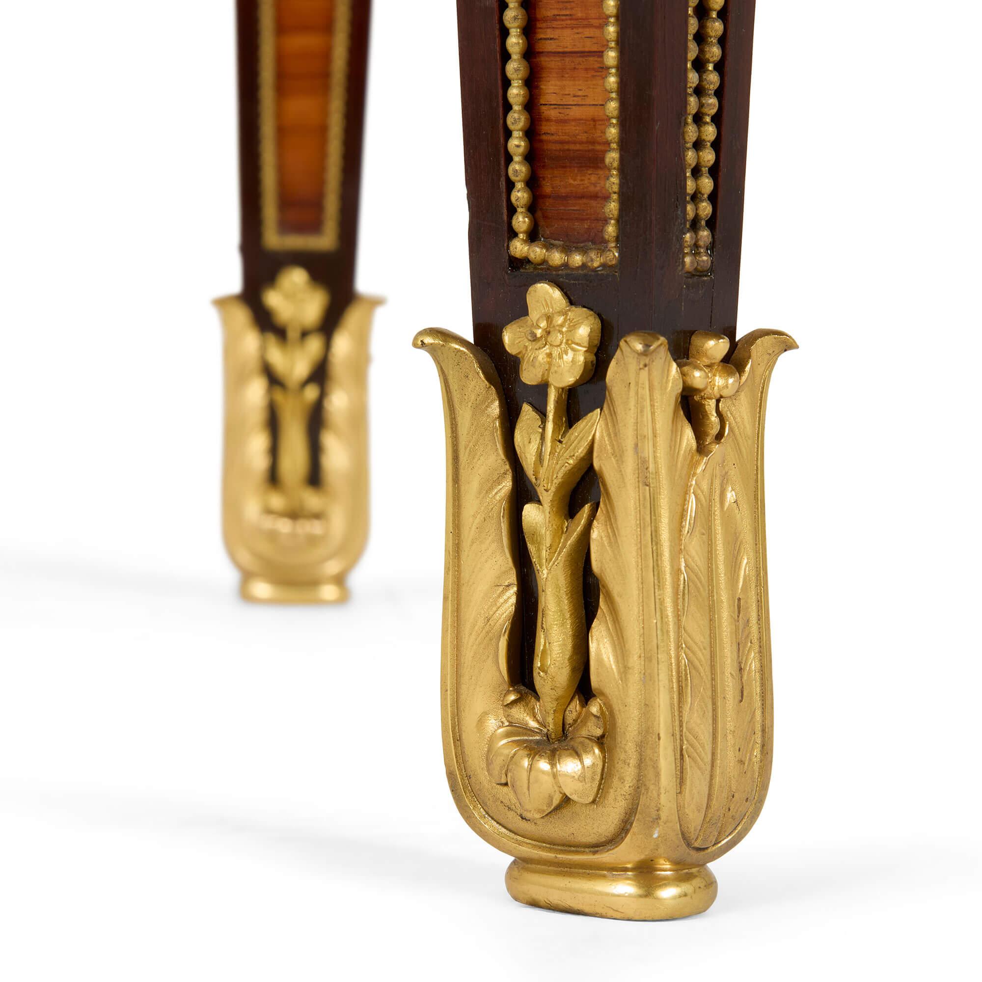 Paar antike, in Goldbronze gefasste Vitrineschränke von L'Escalier de Cristal (Samt) im Angebot