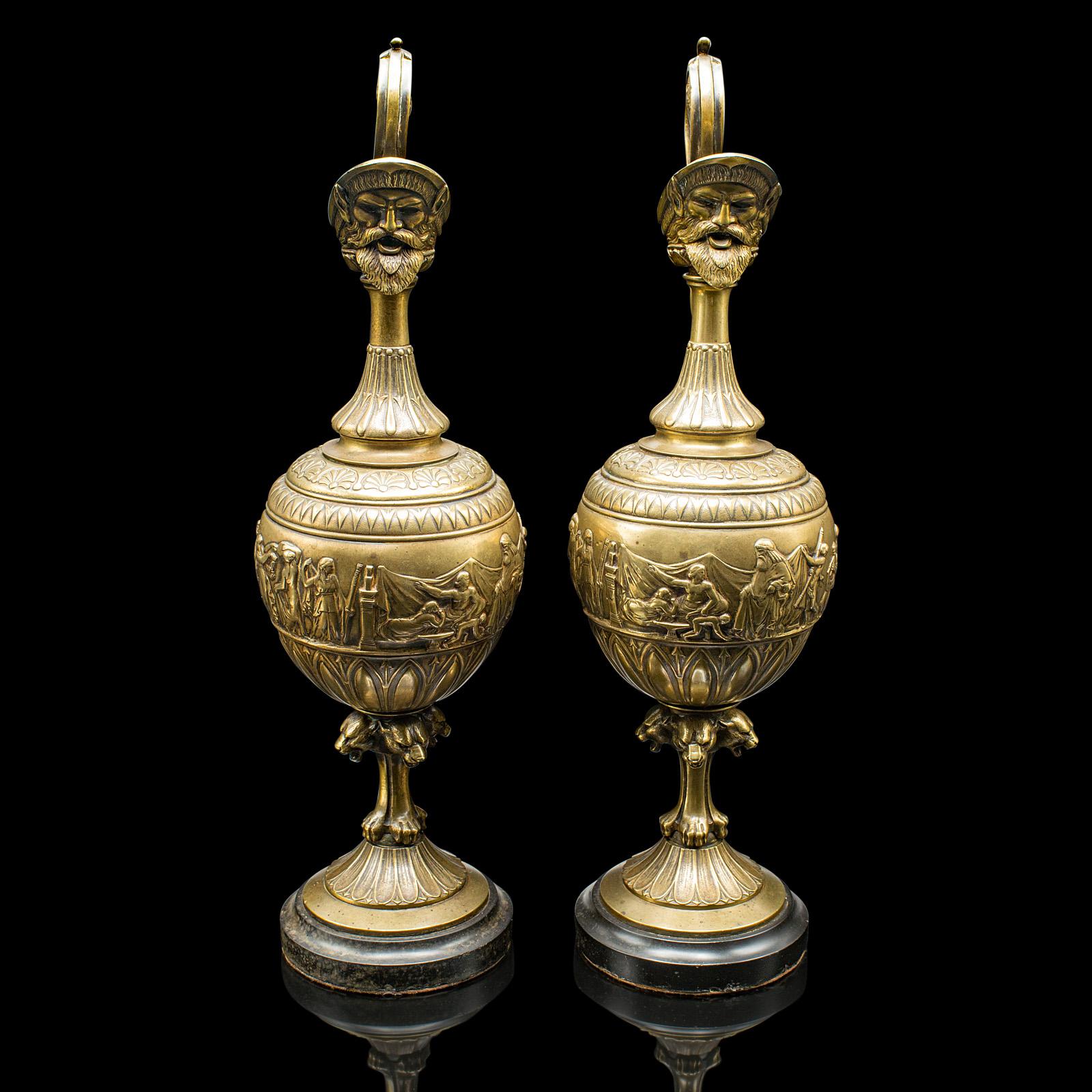 
Se trata de un par de aguiluchos ornamentales antiguos. Vertedor decorativo Grand Tour italiano de bronce, de gusto clásico, de principios de la época victoriana, hacia 1850.

Sorprendente gusto clásico, con un relieve excepcional y detalles de