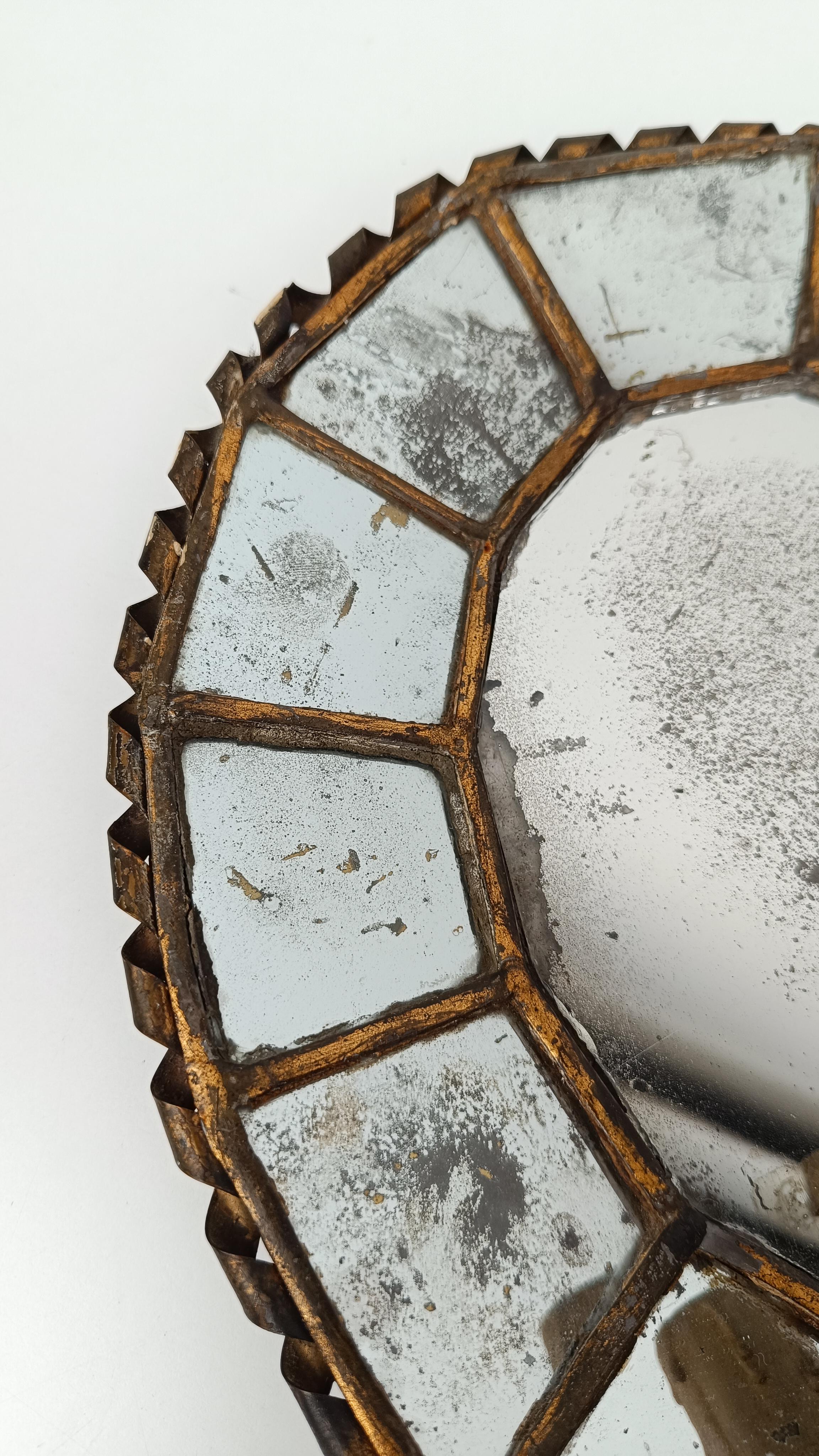 Paire d'appliques ovales anciennes en fer doré torsadé et miroirs en mosaïque en vente 4