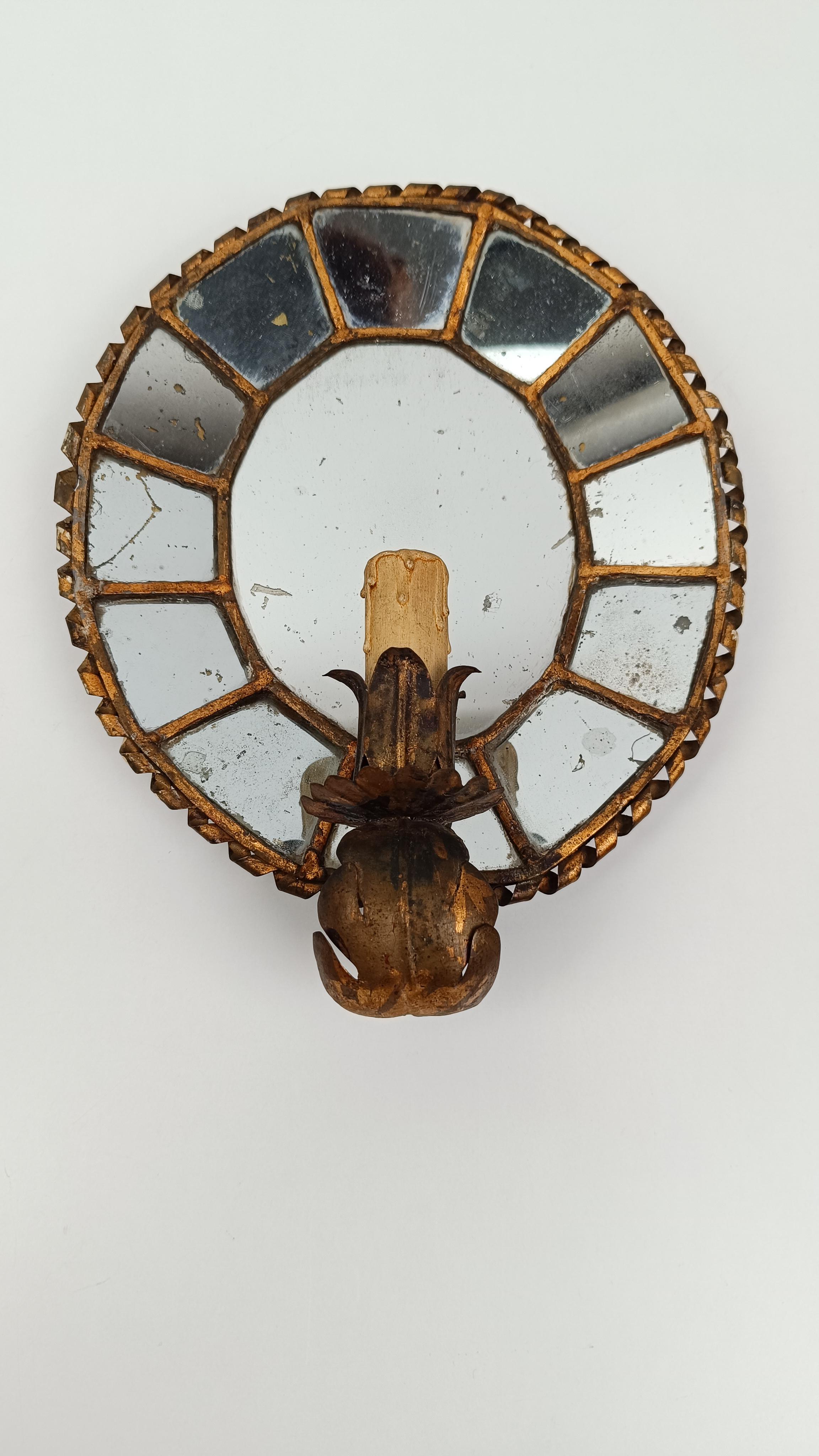Paire d'appliques ovales anciennes en fer doré torsadé et miroirs en mosaïque en vente 5