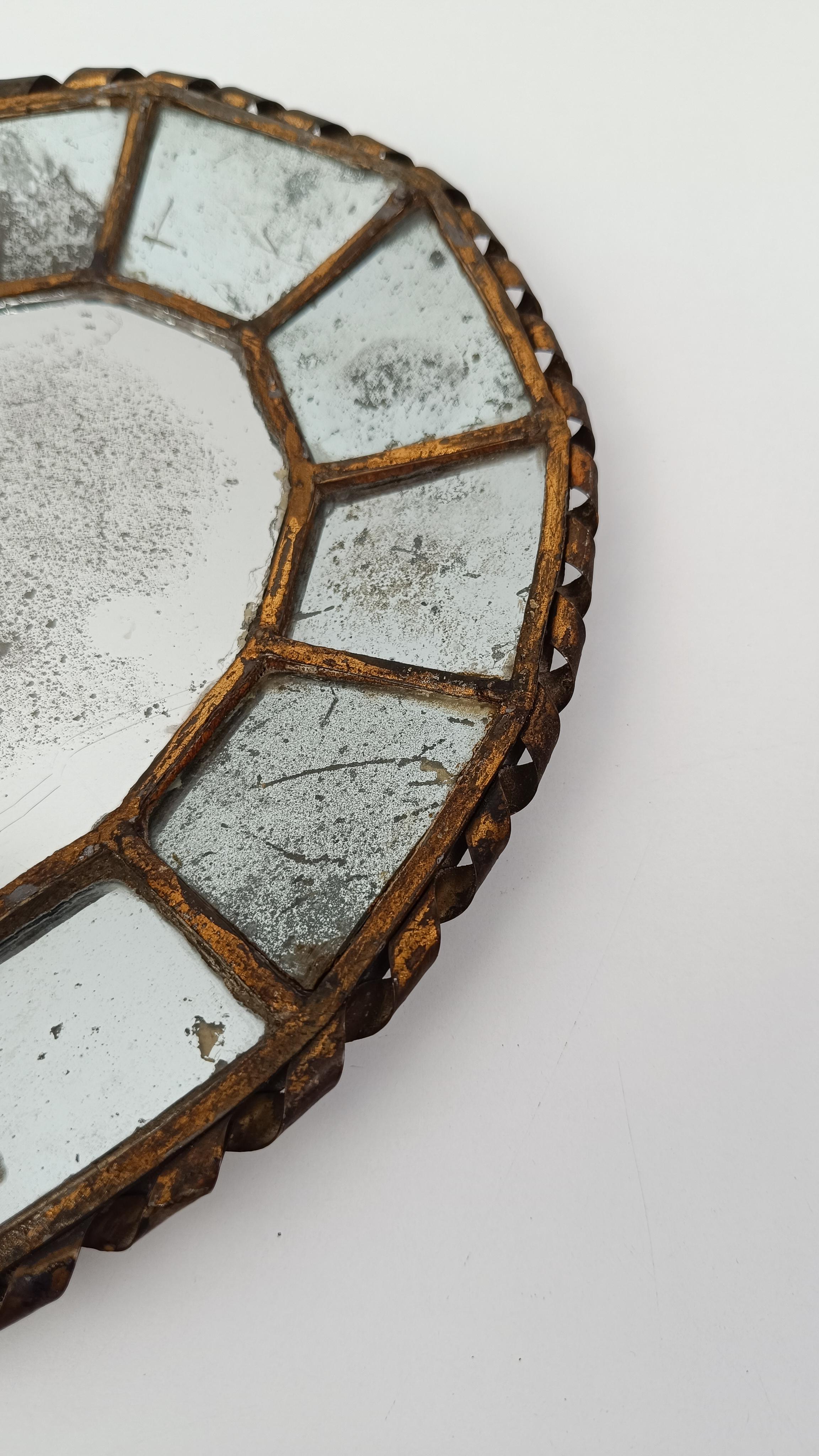 Paire d'appliques ovales anciennes en fer doré torsadé et miroirs en mosaïque en vente 6