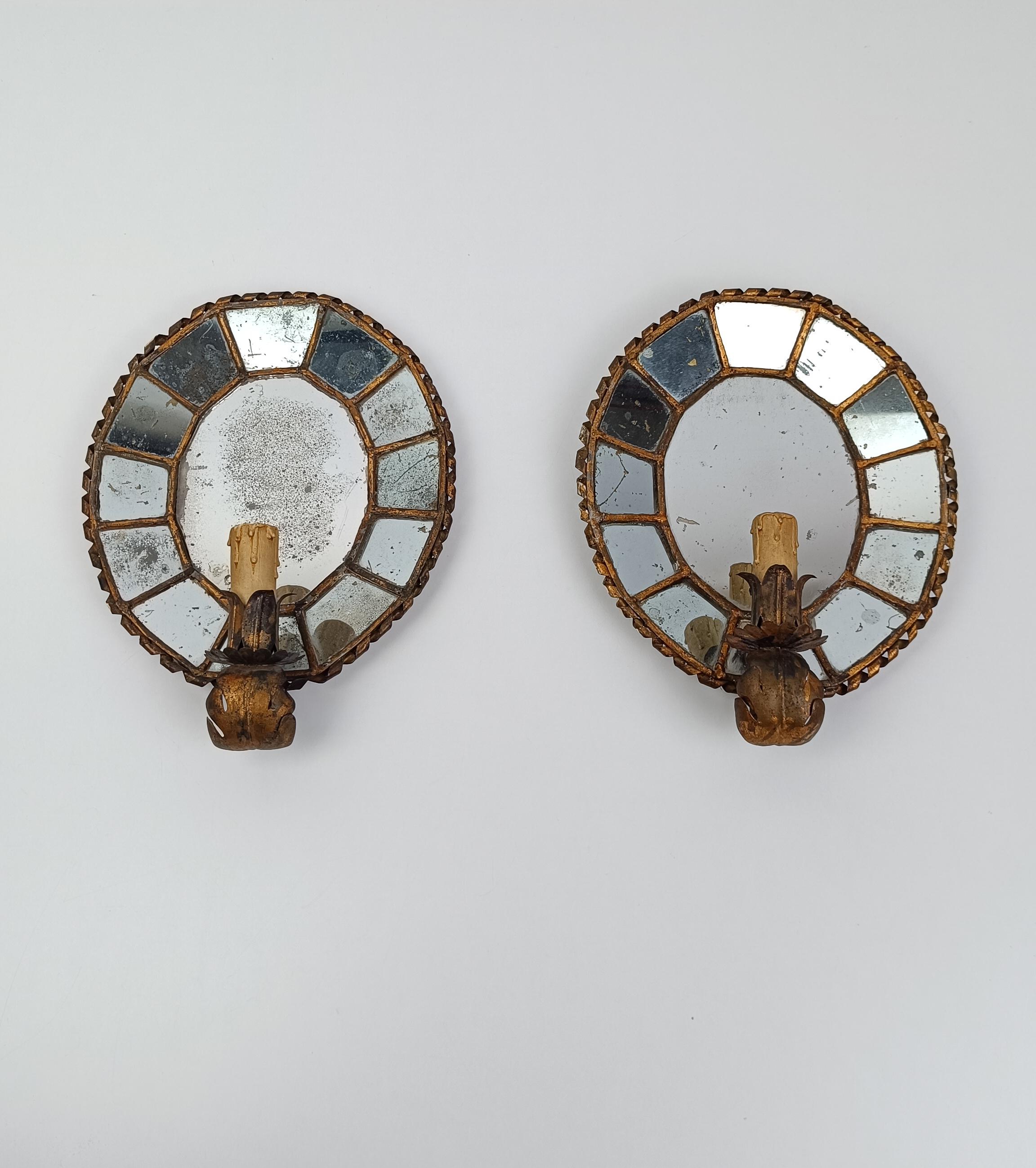 Paire d'appliques ovales anciennes en fer doré torsadé et miroirs en mosaïque en vente 7