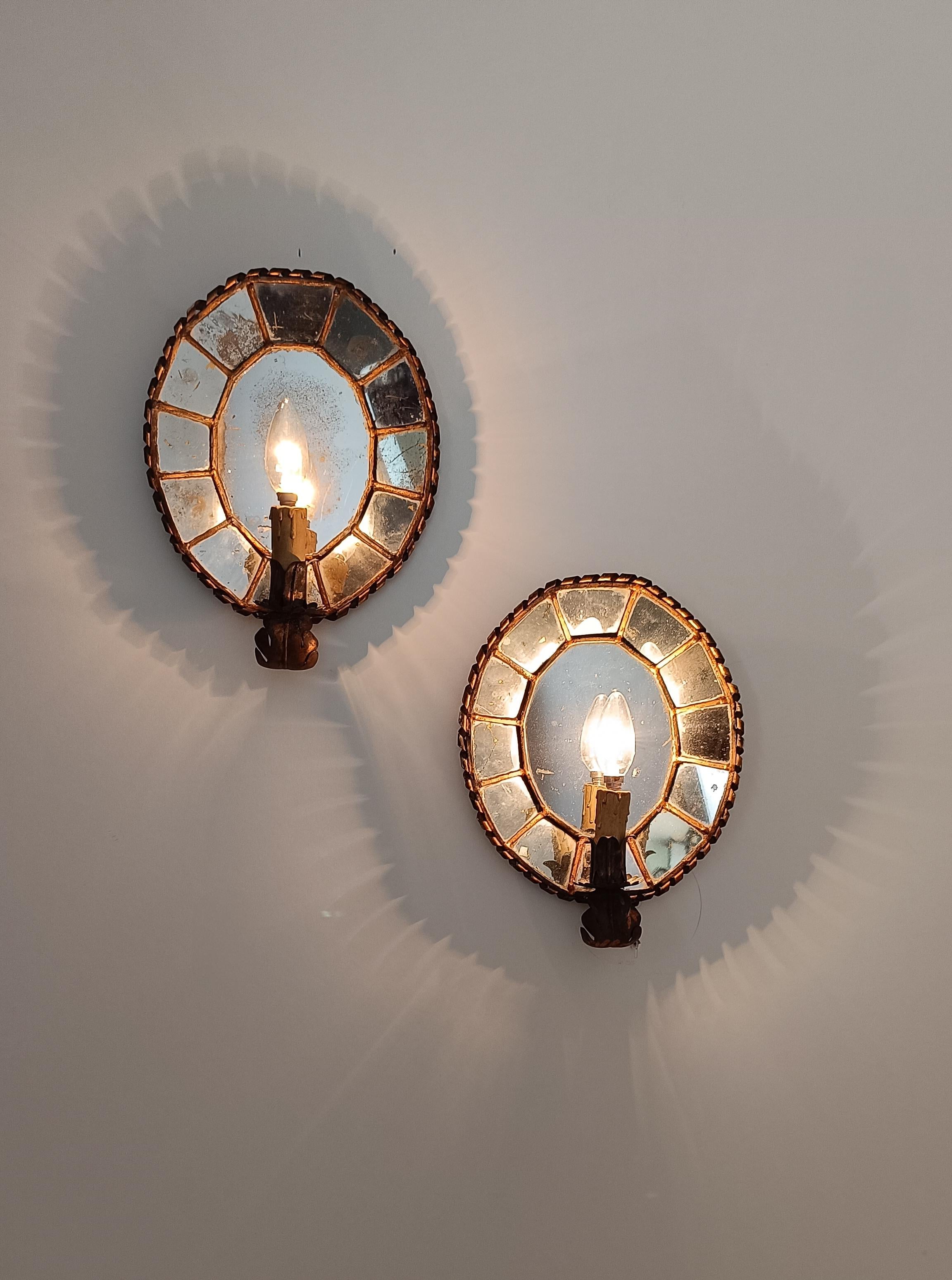 Paire d'appliques ovales anciennes en fer doré torsadé et miroirs en mosaïque en vente 8