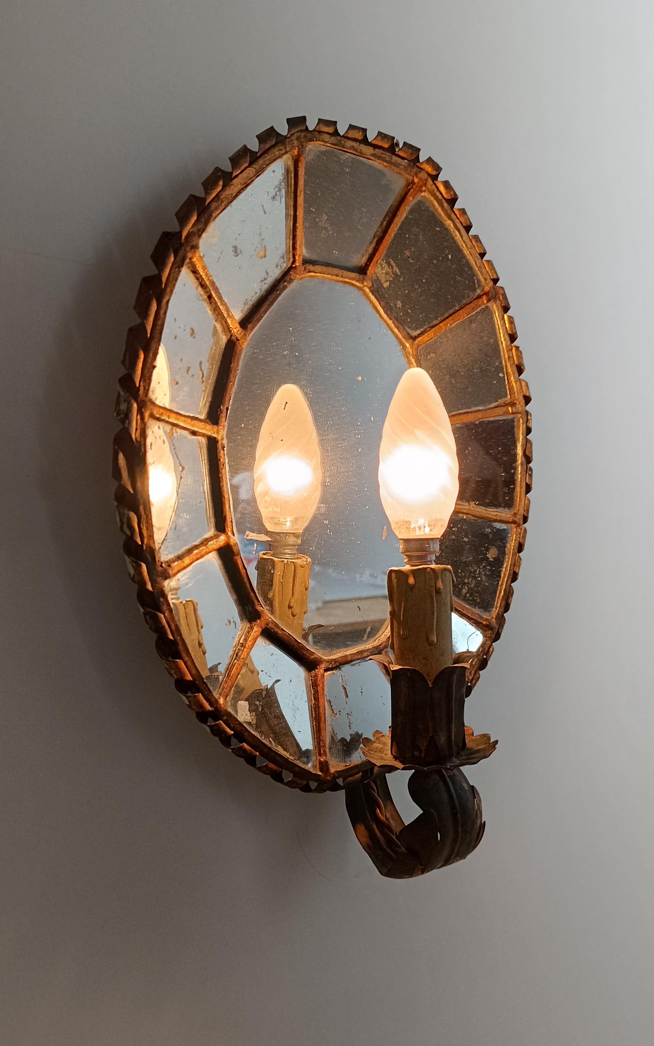 Paire d'appliques ovales anciennes en fer doré torsadé et miroirs en mosaïque en vente 9